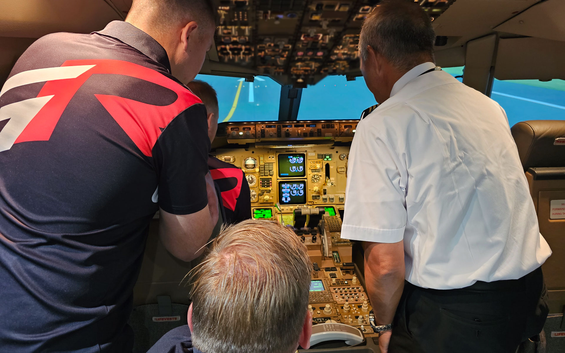 久野機長が先生役になってレクチャー