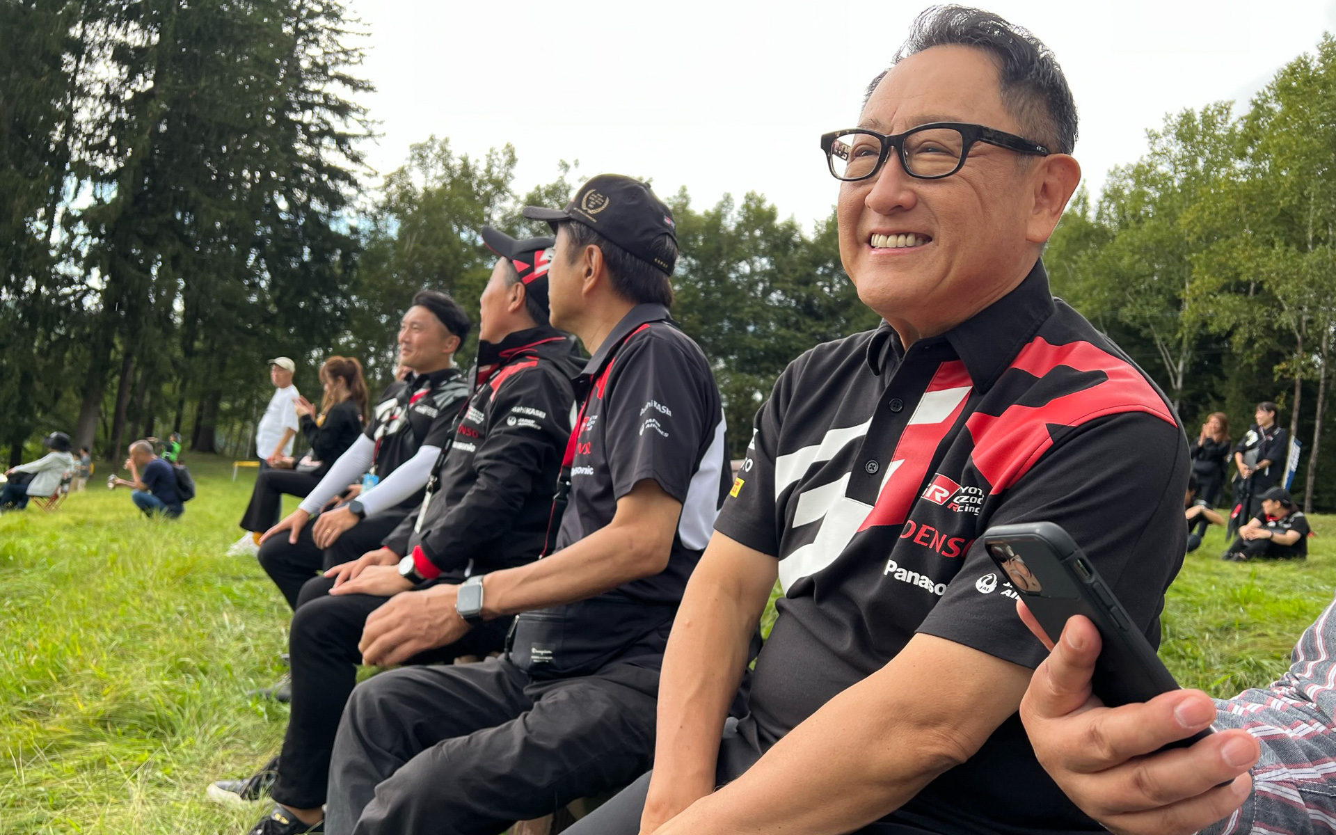 ラリー北海道でデモラン終了後、選手の応援をする豊田章男会長。モリゾウ選手としてドライバーに寄り添う姿勢を感じる