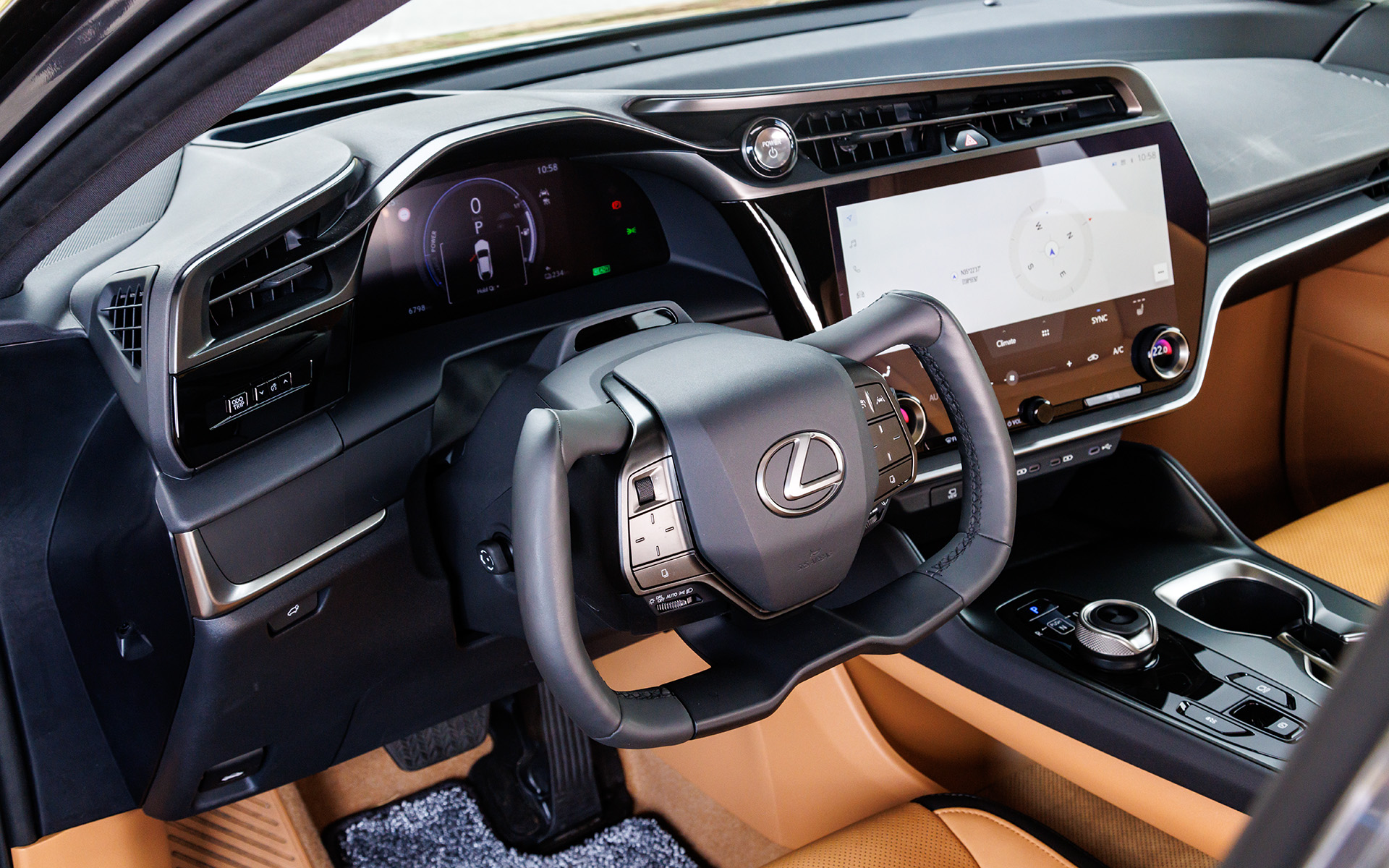 RZの異形ステアリング。以前試乗したときよりもぐんと扱いやすくなった