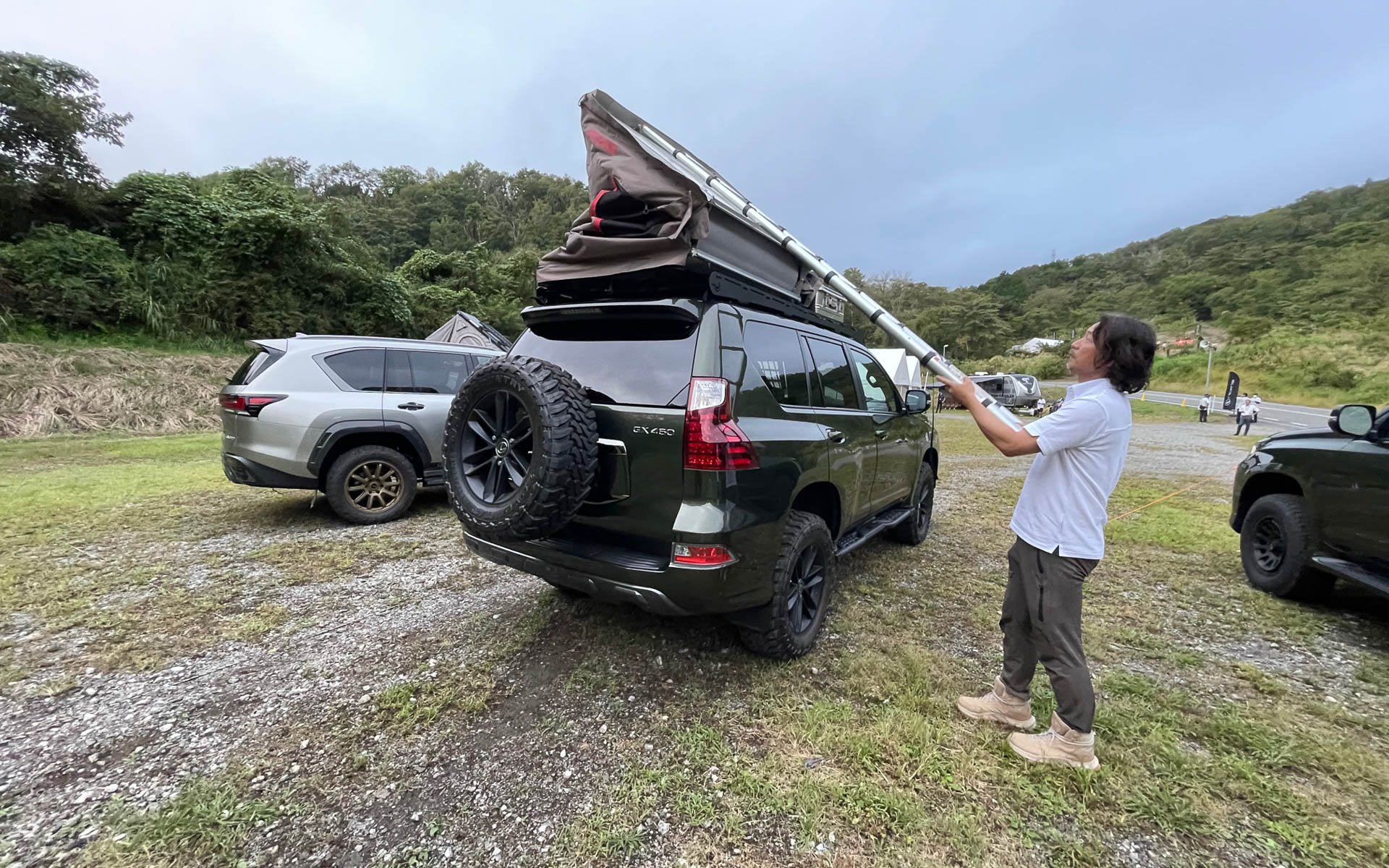 レクサスの渡辺さんがルーフのテントを展開しようとしてます