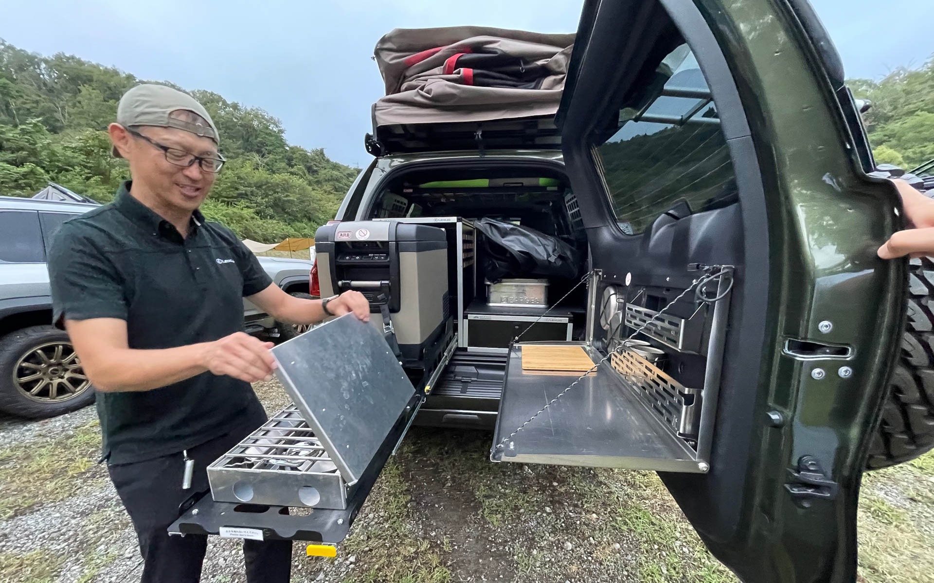 レクサス1台で冷蔵庫からキッチンまで何でもそろえるアメリカ流アウトドアライフ。もちろんルーフテント備えてます