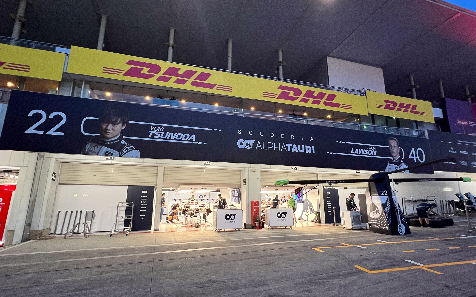 F1日本グランプリの予選へ向け作業が続くスクーデリア・アルファタウリのピット