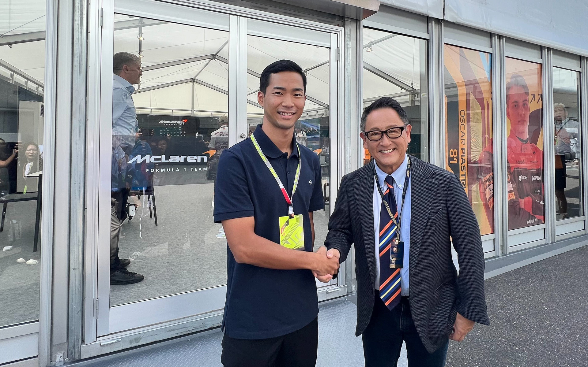 マクラーレンF1のリザーブドライバーに決まった平川亮選手（左）とモリゾウ選手こと豊田章男会長（右）