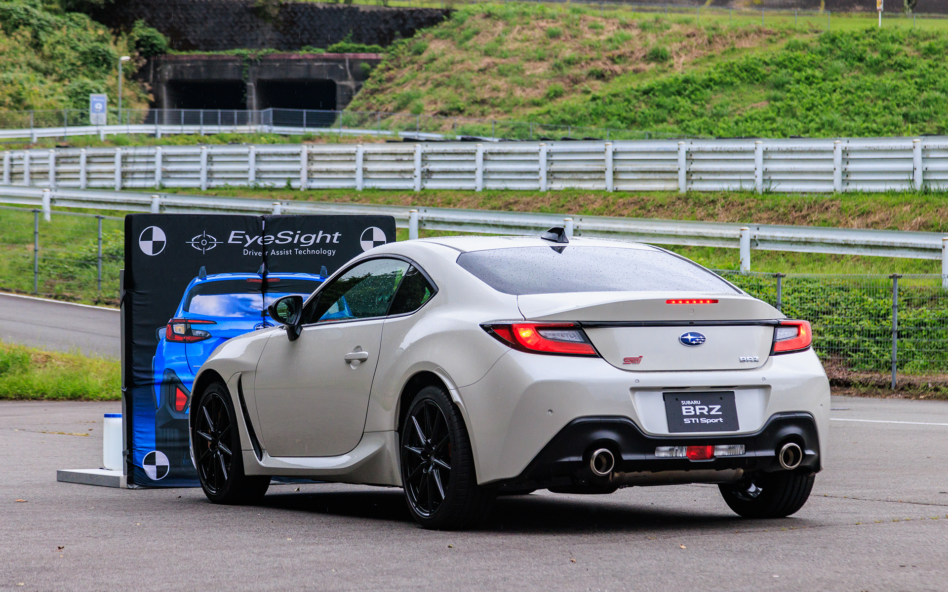 動作時はギヤが入っていればエンスト、クラッチを切っていればエンジンはかかったままになる