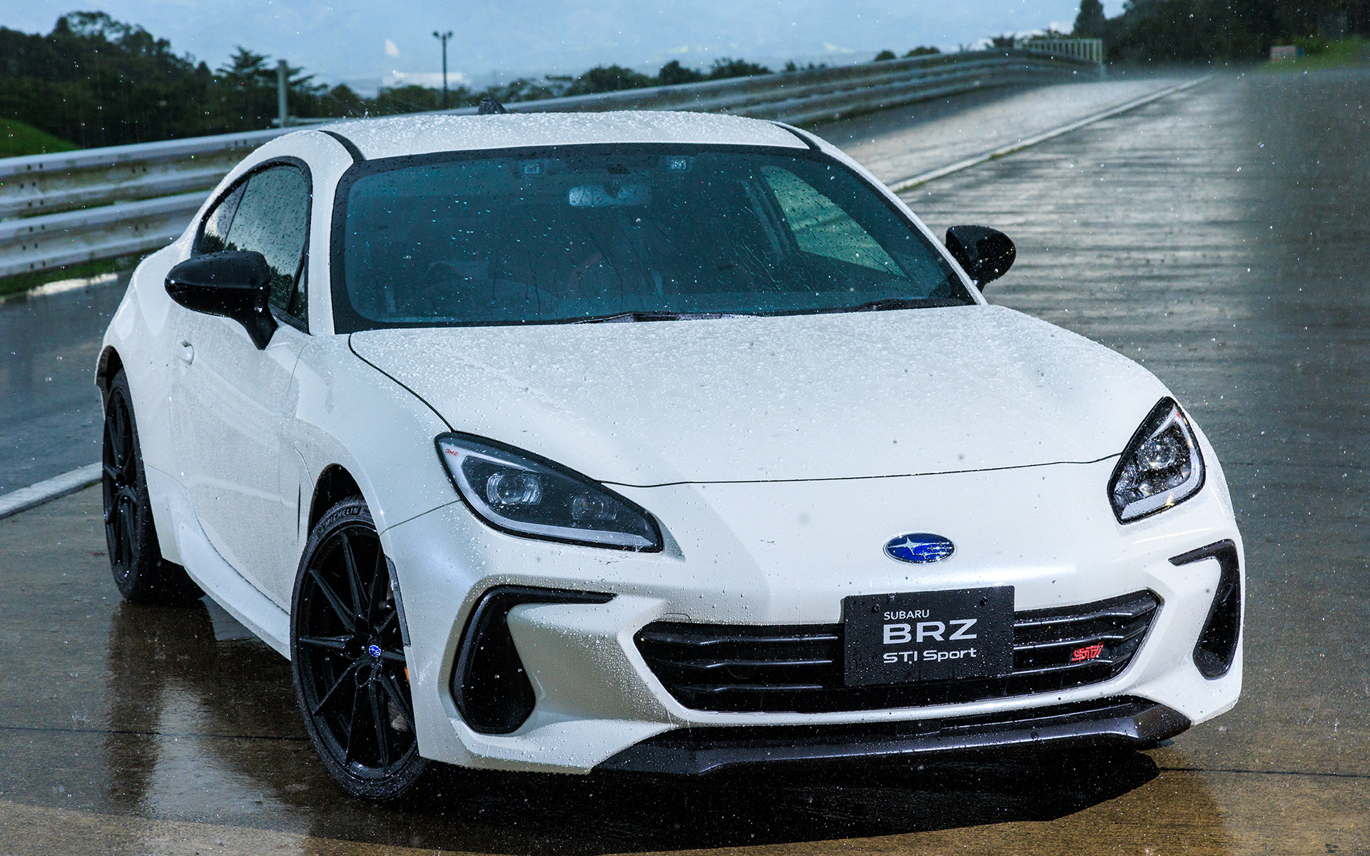 BRZ STI Sport。ボディカラーはクリスタルホワイト・パール