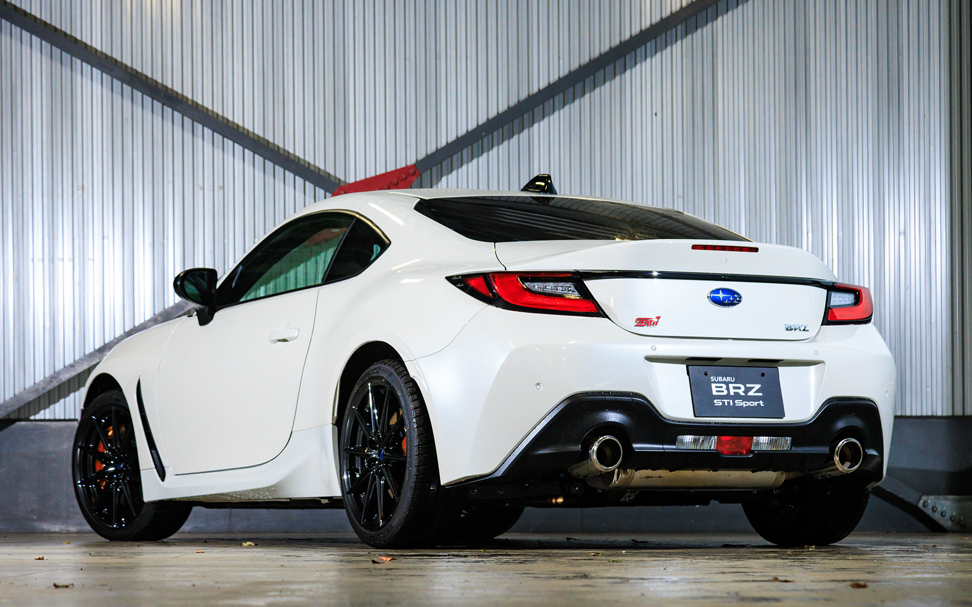 BRZ STI Sport。ボディカラーはクリスタルホワイト・パール