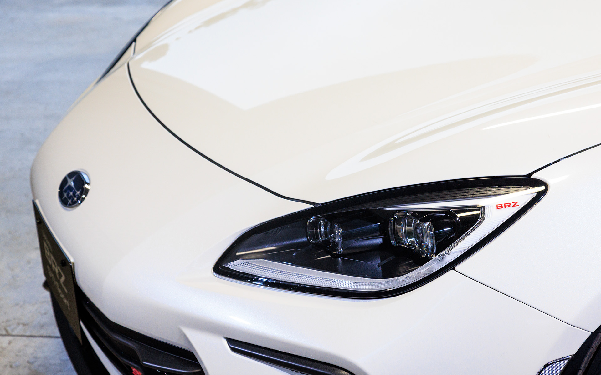 フルLEDヘッドライトにチェリーレッドのロゴが入る