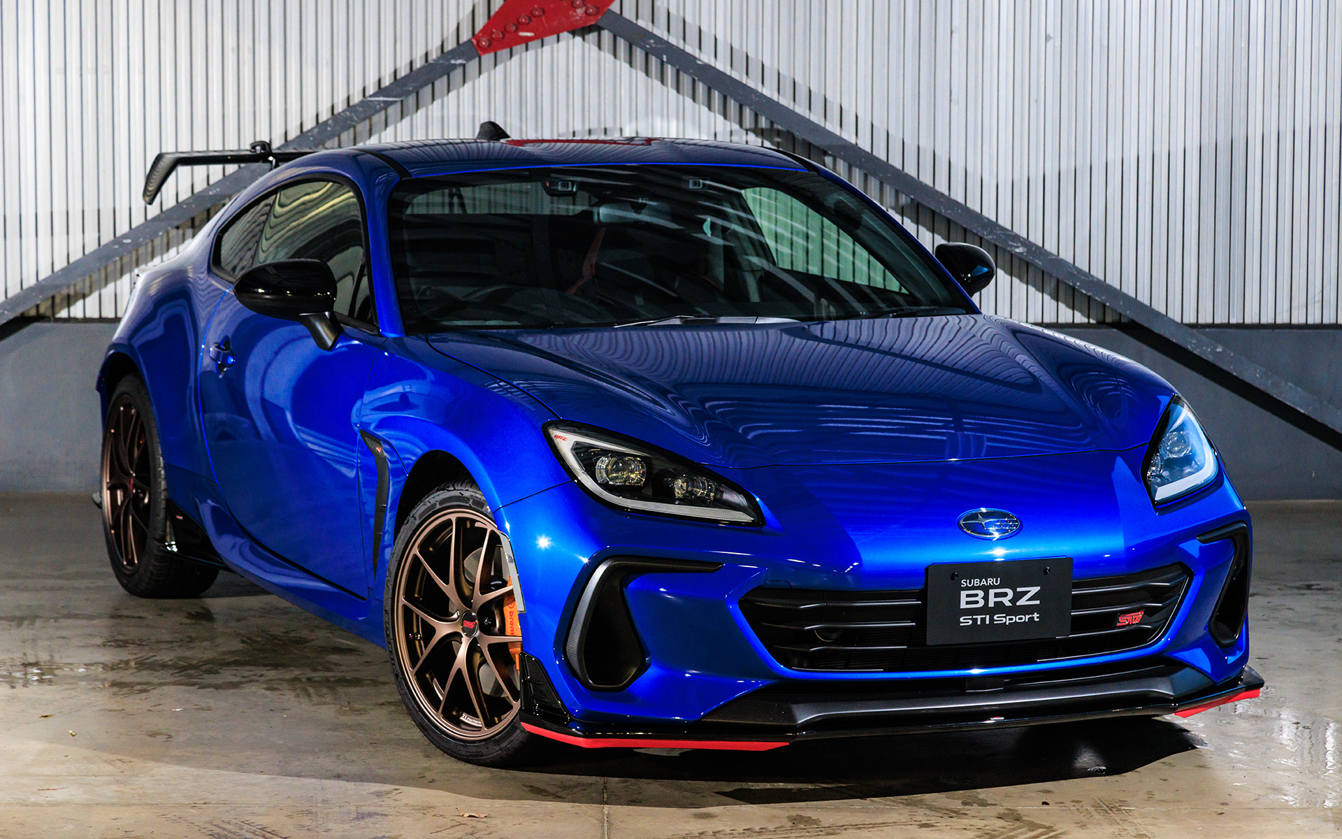 BRZ STI SportのSTIパーツ装着車。ボディカラーはWRブルー・パール