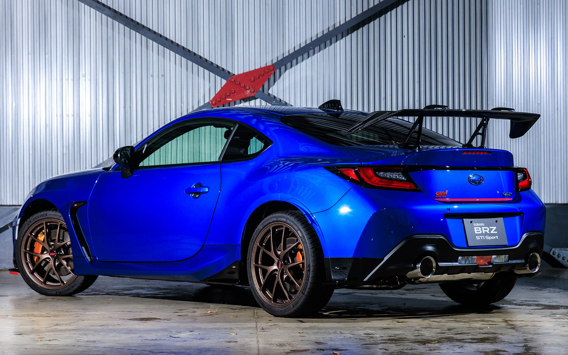 BRZ STI SportのSTIパーツ装着車。ボディカラーはWRブルー・パール