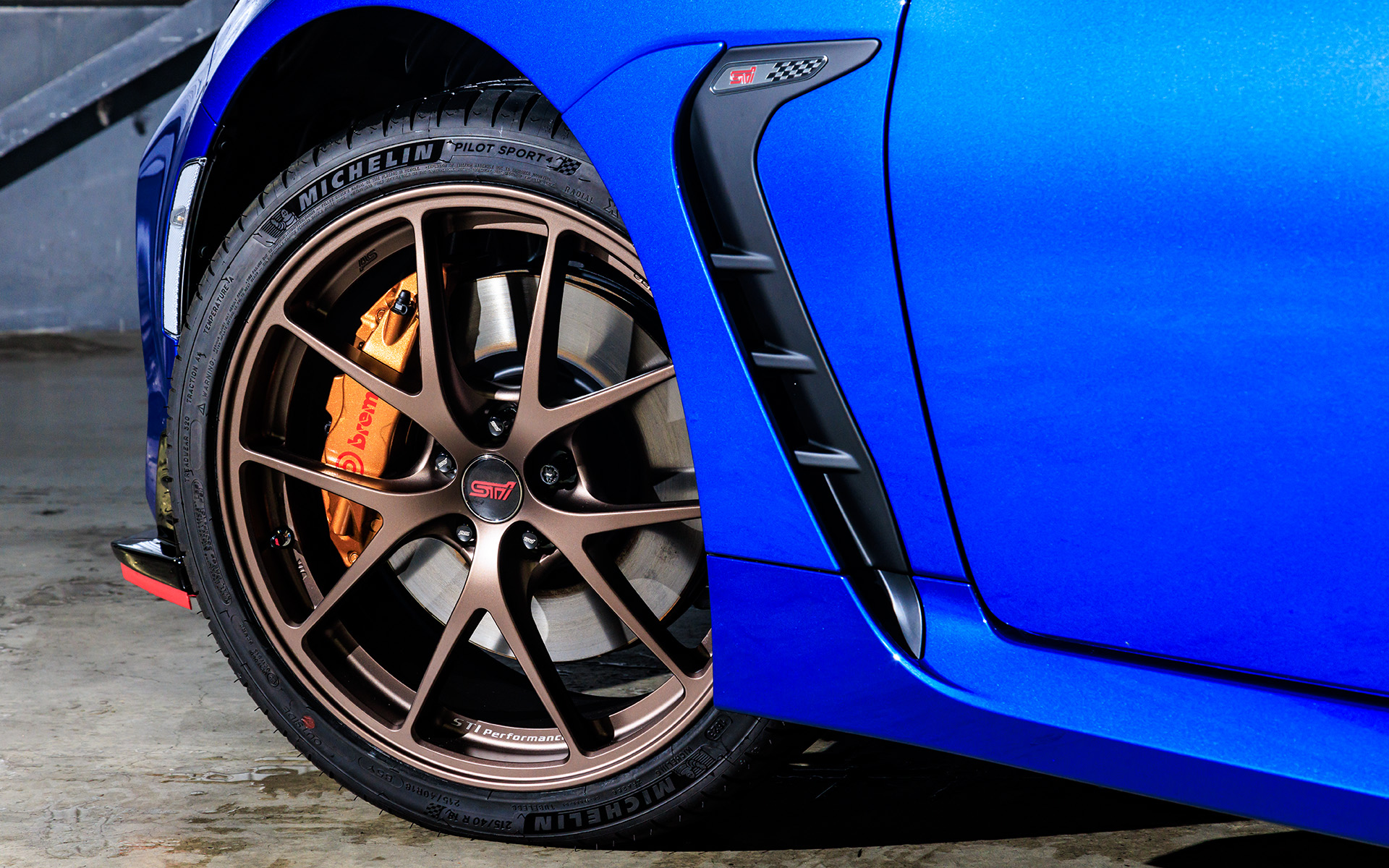 STIパフォーマンスホイール BBS18インチ、カラーはマットブロンズ。フェンダー部にはSTIフロントフェンダーガーニッシュ