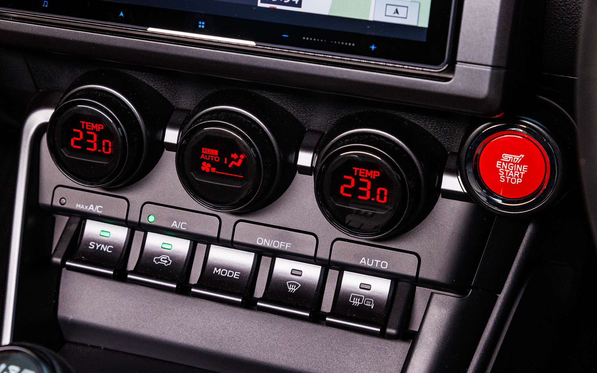 エアコンとSTIロゴ入りのプッシュエンジンスタートスイッチ