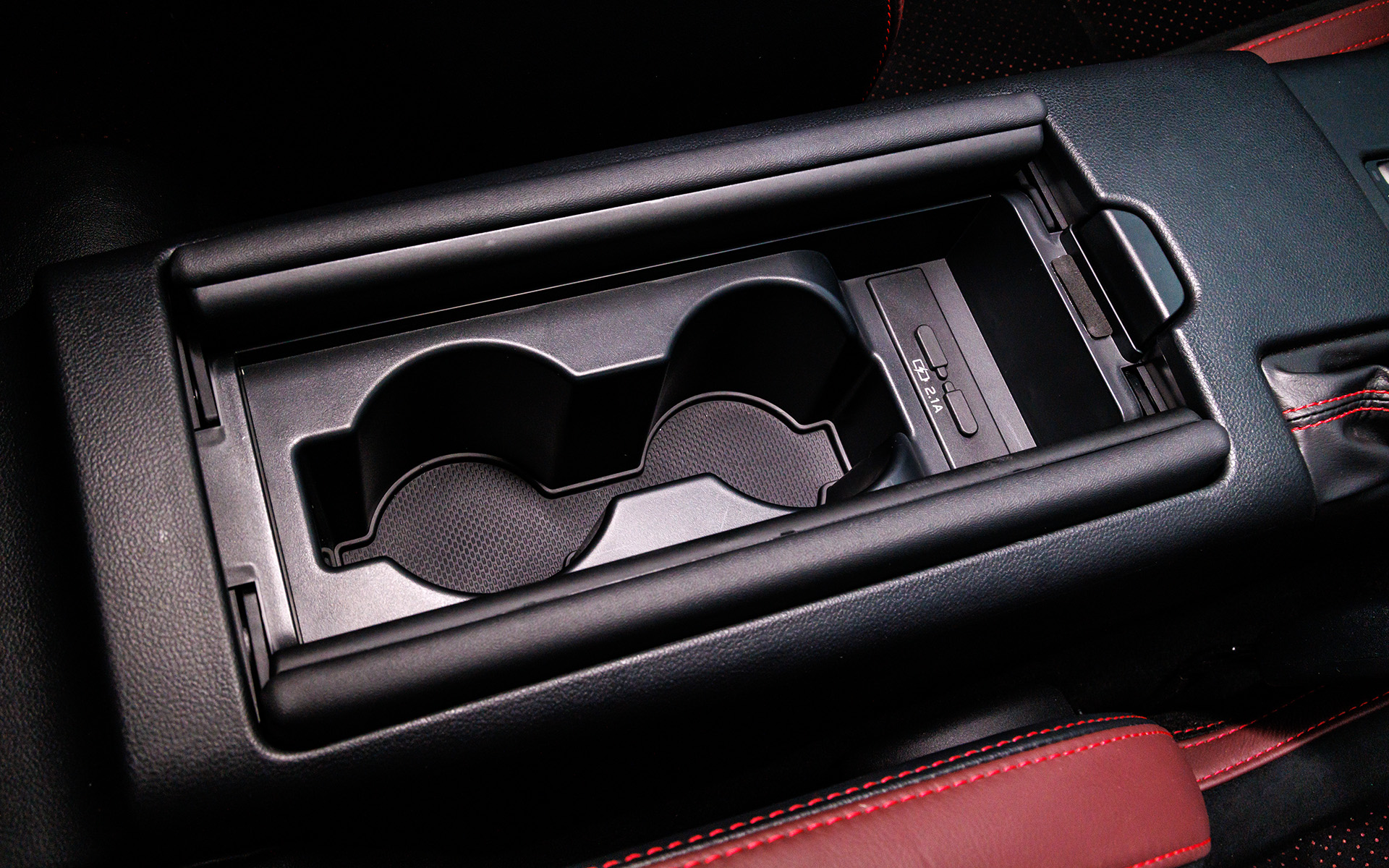 センターコンソールにはカップホルダーを兼ねた蓋付の収納スペース。充電用のUSB端子も