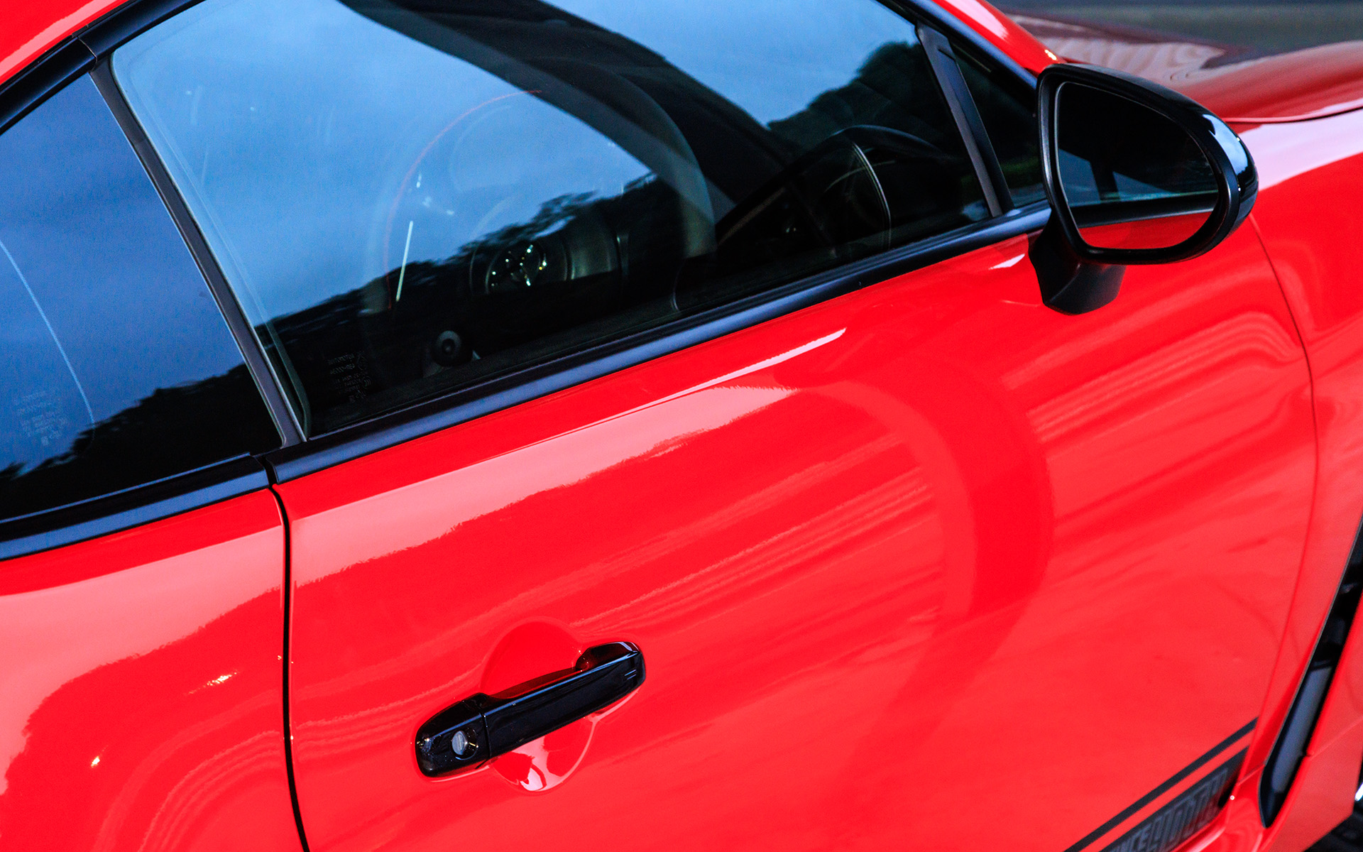 ドアハンドルはボディ同色からクリスタルブラックシリカに変更