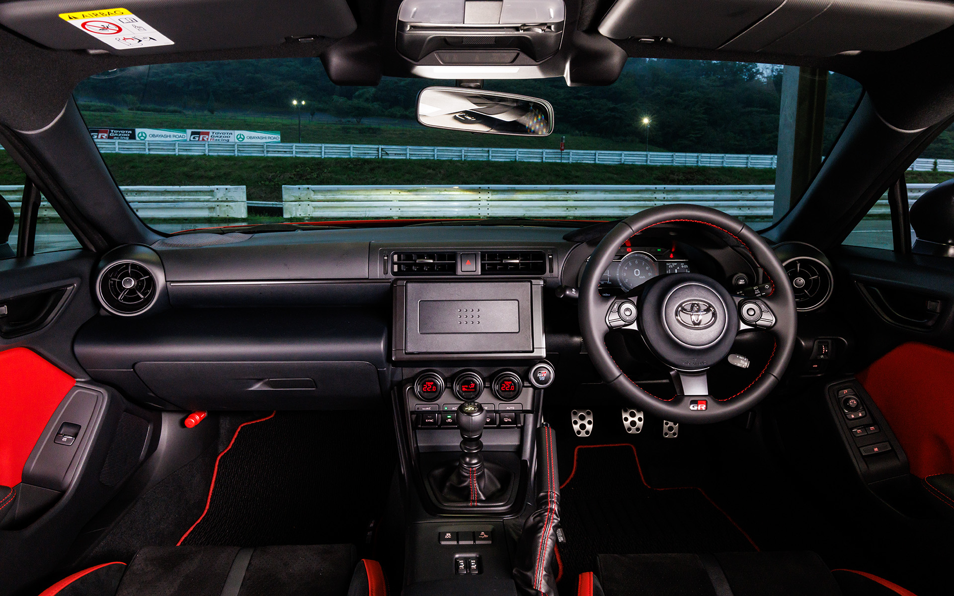 ブラック基調のインテリアにレッドステッチなどのアクセントが加わる。足下には40周年記念GRフロアマット（販売店装着オプション）