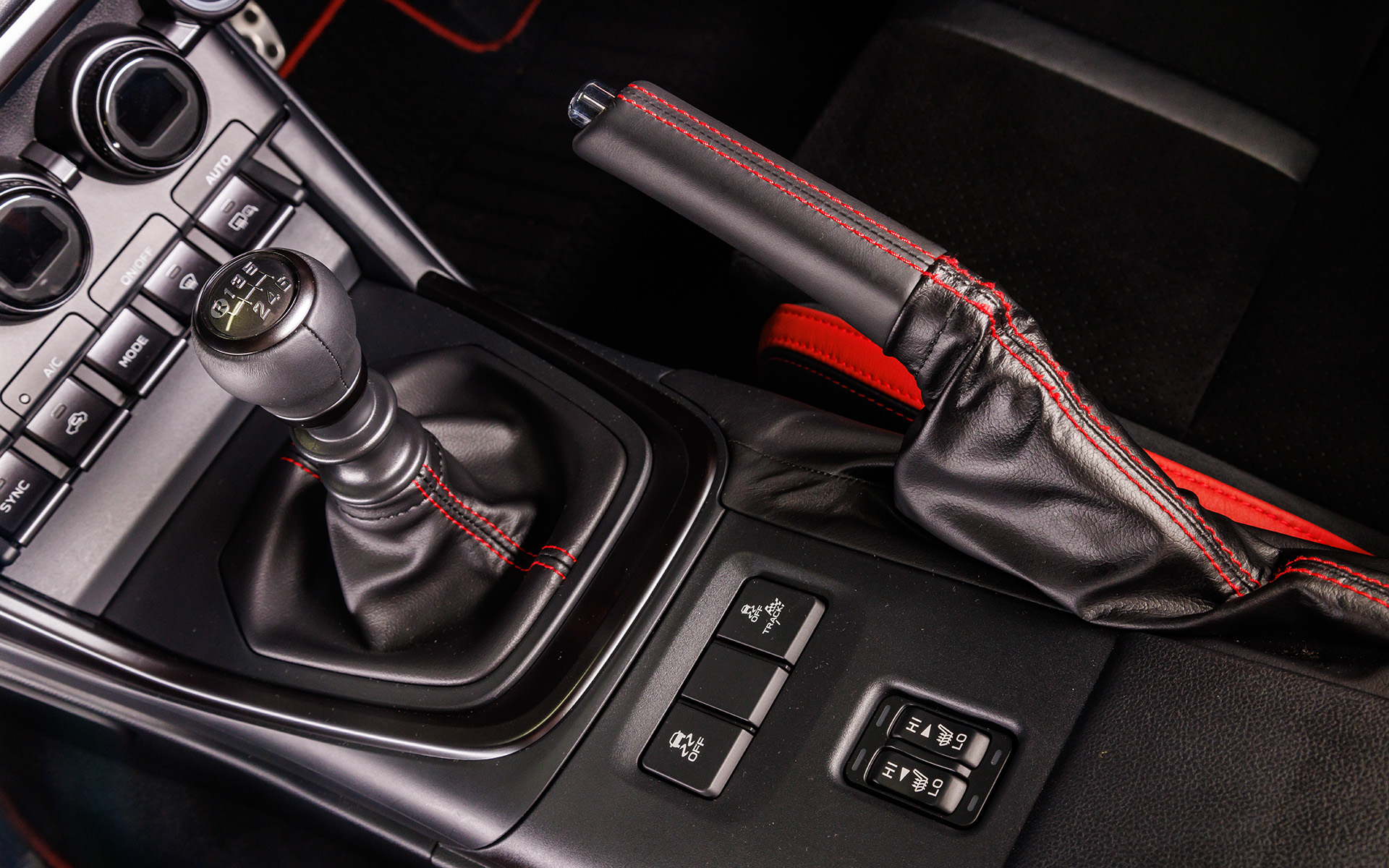 シフトまわり。VSCスイッチなどがサテンシルバーからブラック塗装に変更される