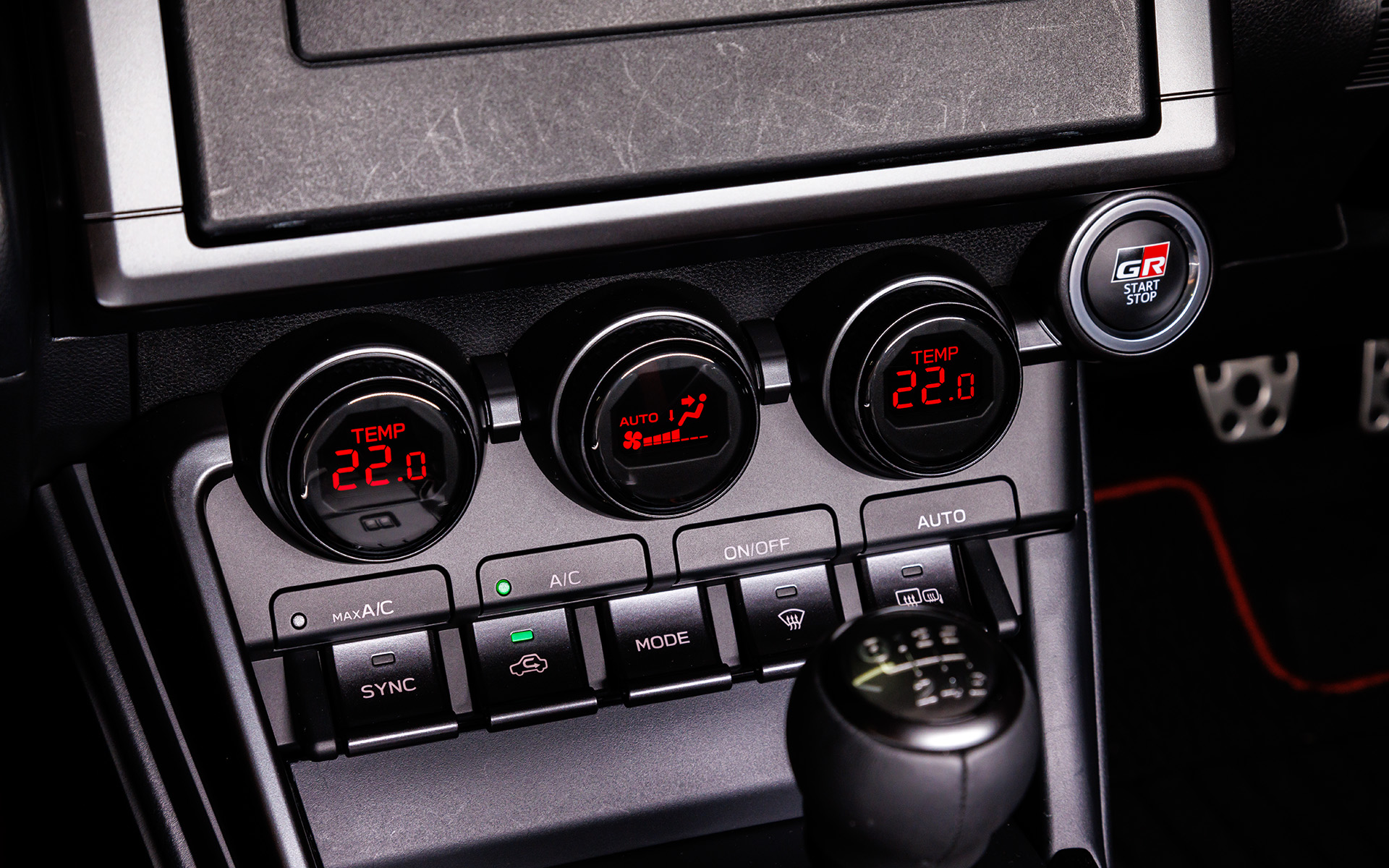 エアコンのダイヤルやピアノタッチスイッチなどをキャストブラック塗装に変更