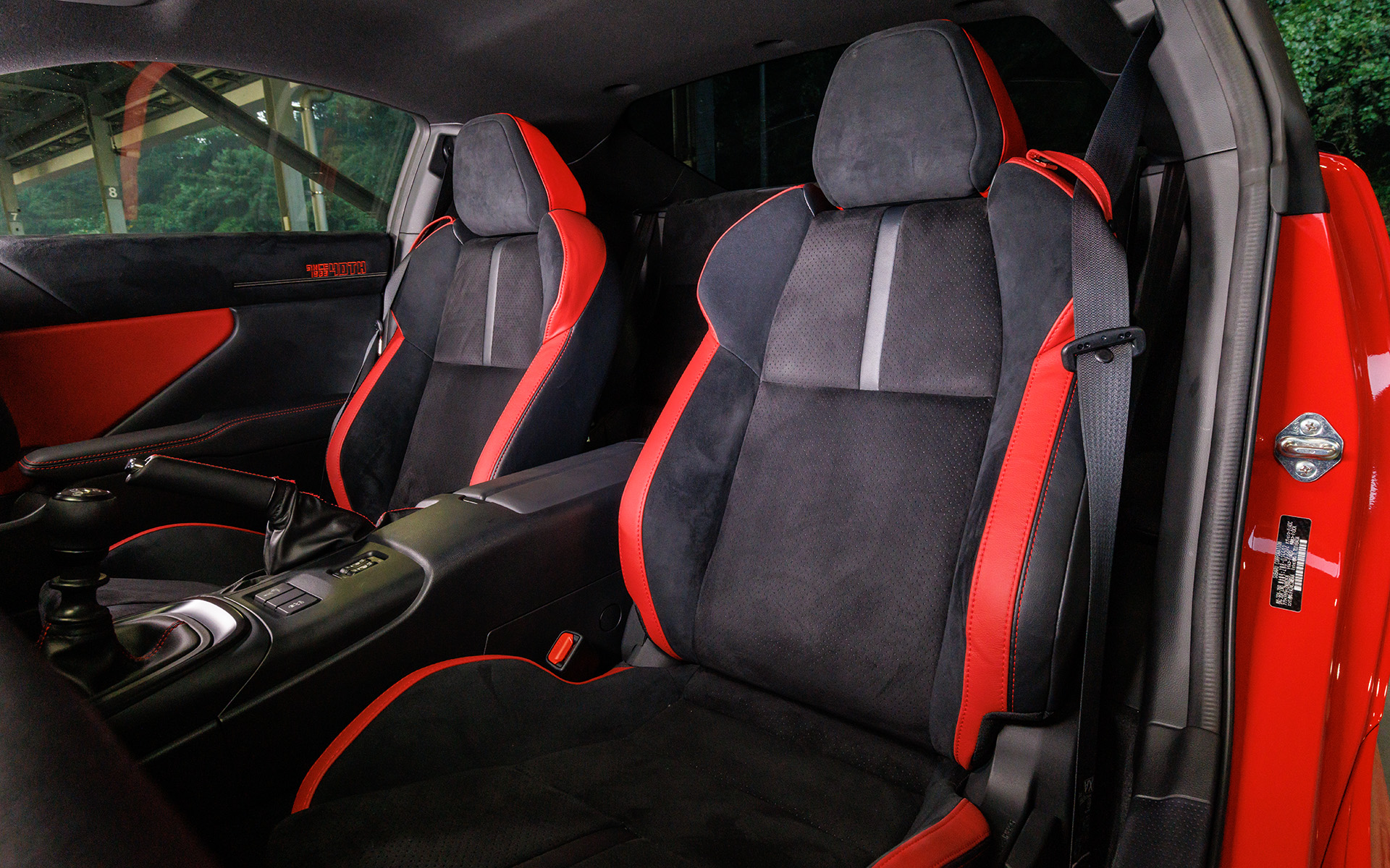 シート表皮はブラックとレッドのコンビネーションカラー。パーフォレーションはシルバーからブラックに変更