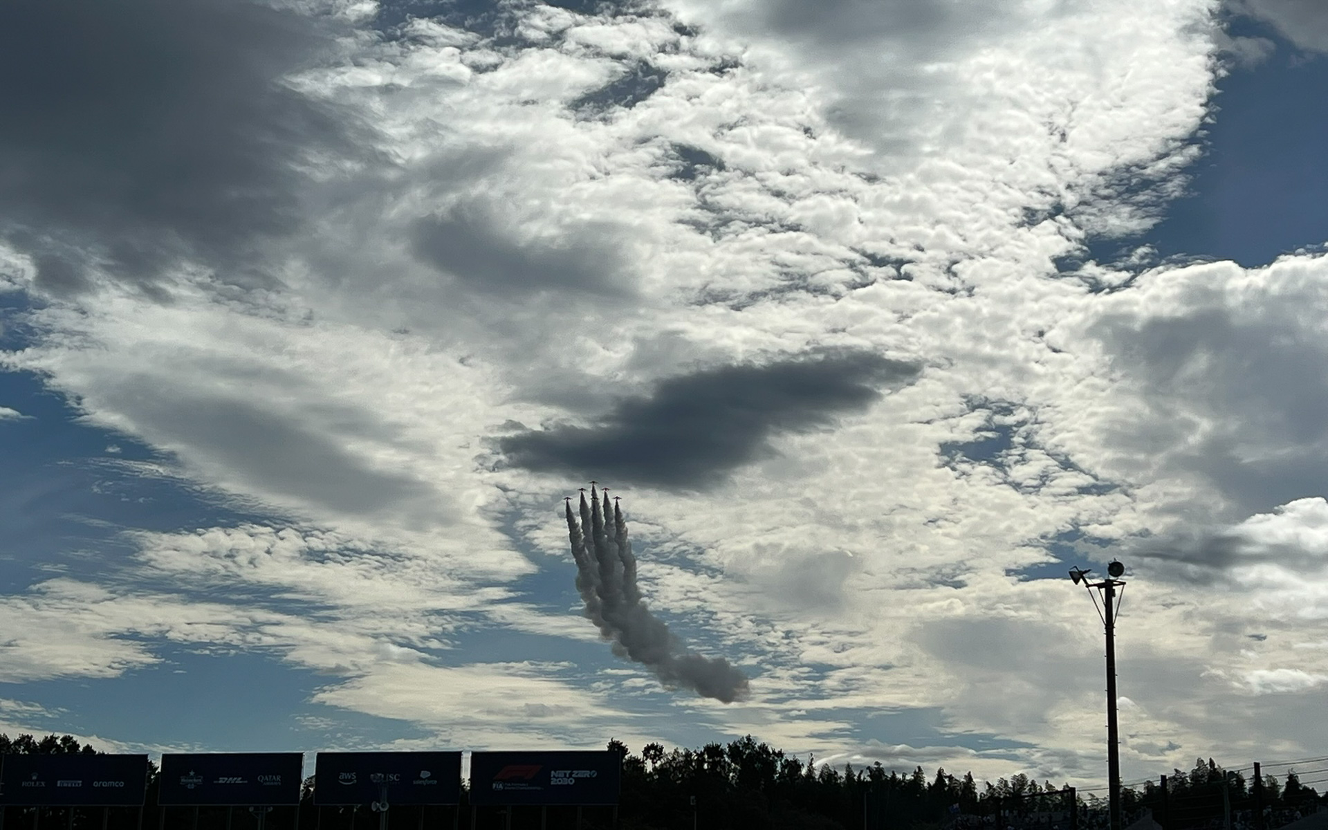 F1日本グランプリの予選日にリハーサルフライトを行なった航空自衛隊第4航空団第11飛行隊「ブルーインパルス」