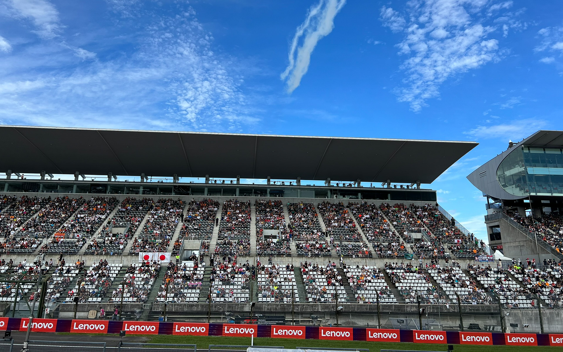 ブルーインパルスが飛び去った後のスモーク。グランドスタンドをショーセンターに演技が組み立てられているように見えた。スモークより右側が順光での撮影ポイントになる