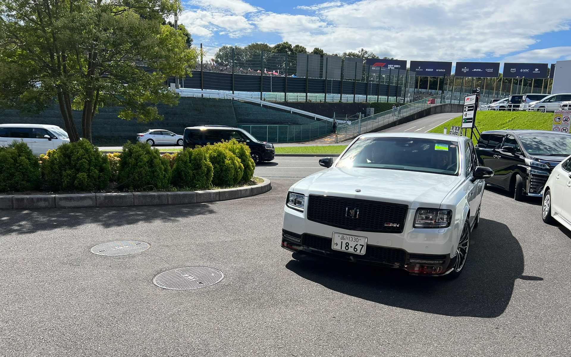 豊田章男会長の公用車である白いGRセンチュリーがF1日本グランプリに登場