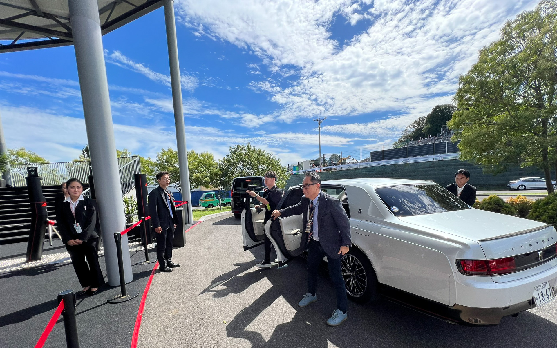 降り立ったのは豊田章男会長（予想どおり）と、小林可夢偉選手（予想外）