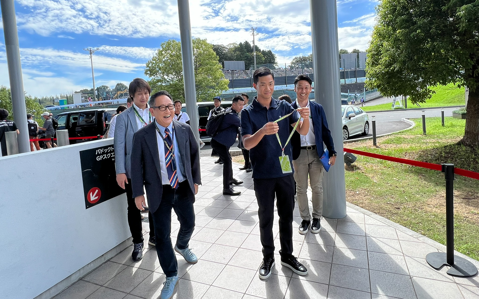 鈴鹿のパドックへ向かう豊田章男会長と平川選手に加え、中嶋一貴TGR-E副会長も（予想外）