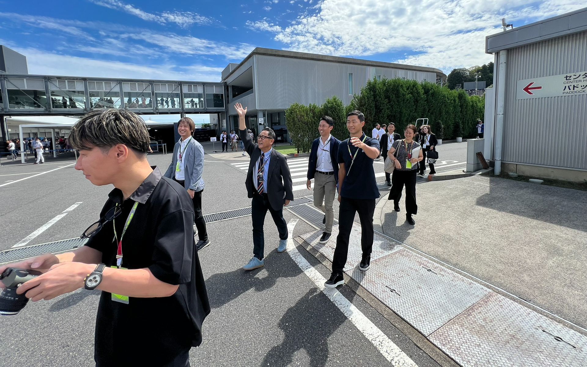 「モリゾウさ～ん」の声援に応える豊田会長、そして自分への声援の少なさを小声でつぶやく平川選手、そこに突っ込む小林可夢偉選手