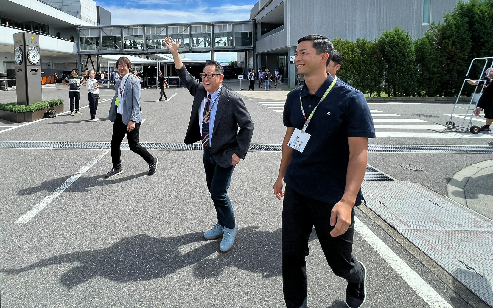 F1日本グランプリにサプライズ登場したトヨタ自動車株式会社 代表取締役 豊田章男会長（中央）と、平川亮選手（右）。豊田会長は、ピットビルからの「モリゾウさ～ん」の声援に応えるように手を振った