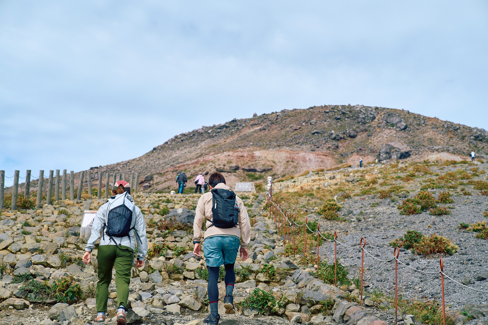 那須岳は標高が1915mもありながら那須ロープウェイで9合目まで行けるので比較的登りやすい