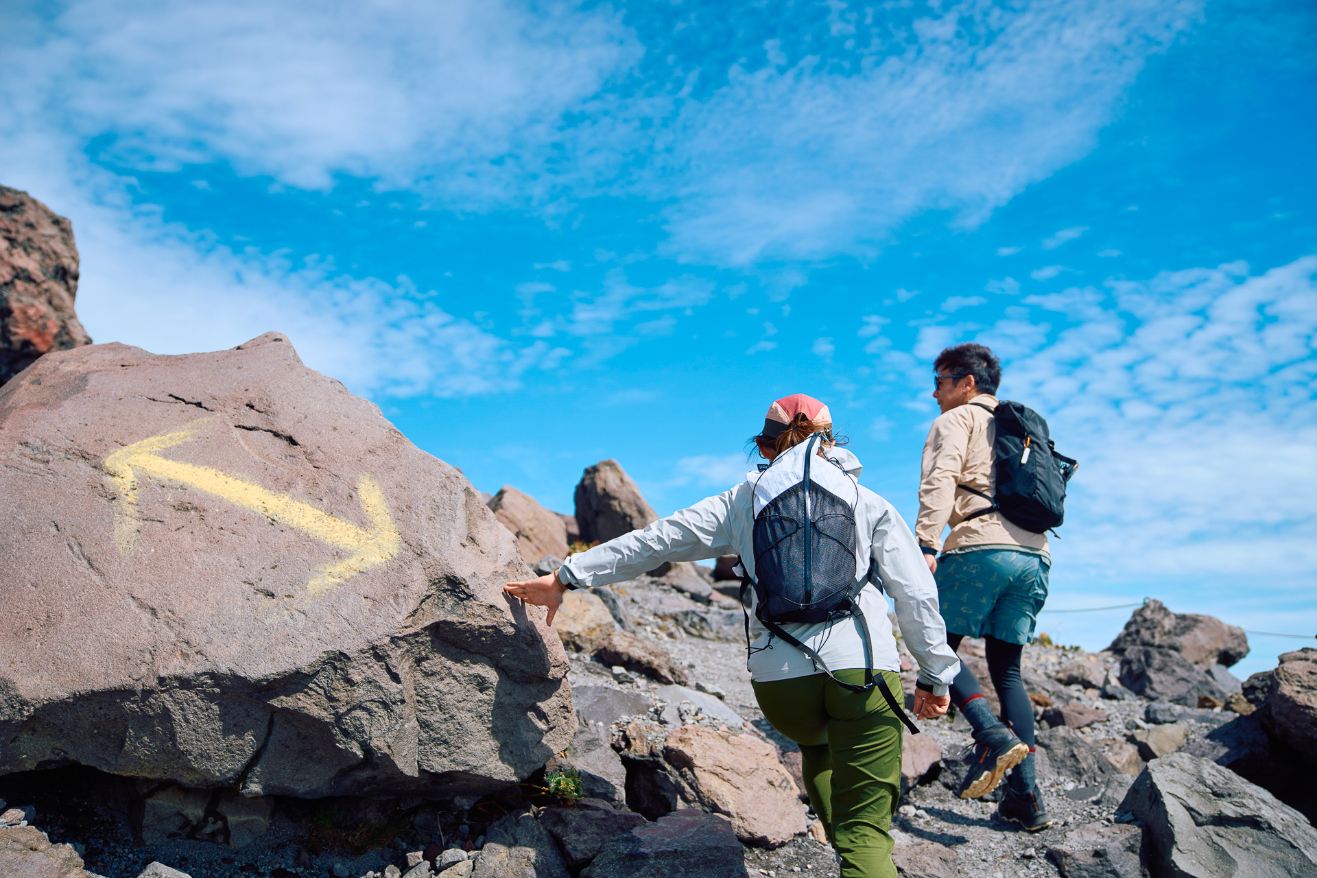 小さな岩を敷き詰めたような斜面を登る。足下が不安定なのでトレーニングにも最適