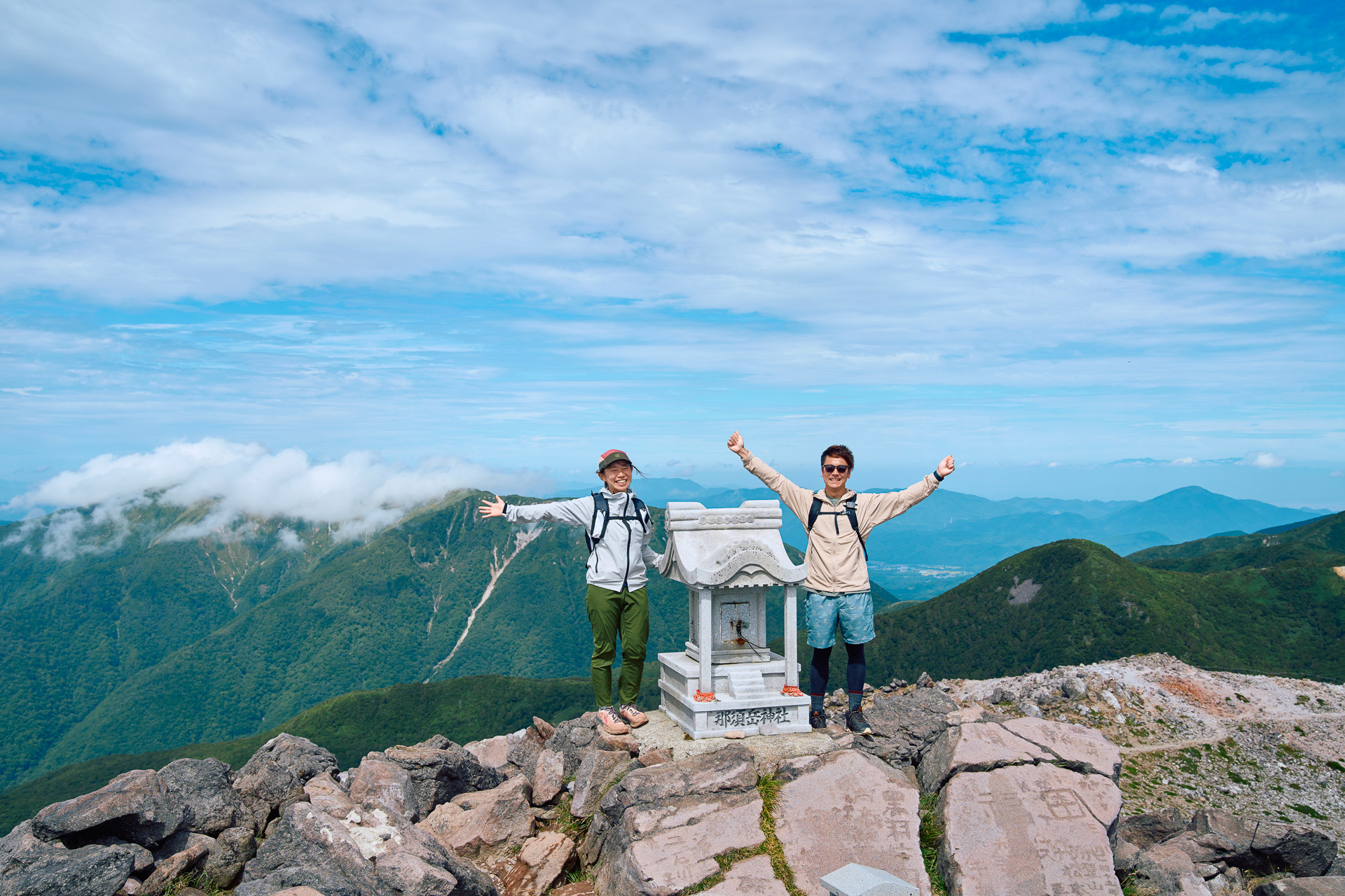 那須岳の山頂に到着。見渡す限りの360度大パノラマを堪能