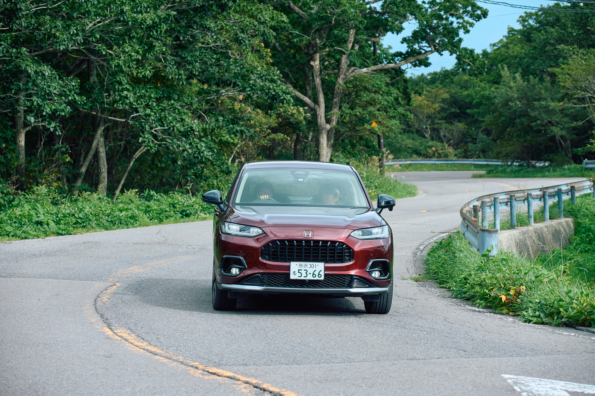 SUVながら走りには定評があるZR-V。登山口に向かう山のワインディングロードでも真価を発揮。カーブの多い山道でもストレスのないドライビングが楽しめる