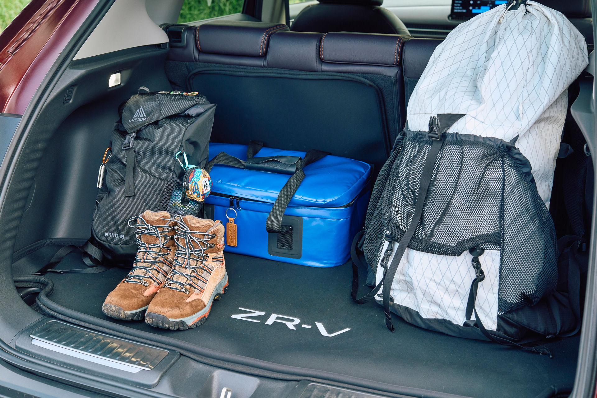 外周に縁がありシートバックまでカバーしてくれるラゲッジソフトトレー。濡れたギアや汚れたアイテムを置くのに最適。登山やアウトドアの必須アイテムだ（1万9800円）