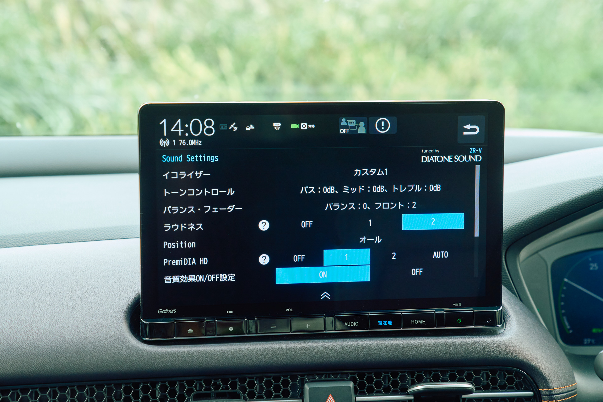 11.4インチの大型液晶を備えたHonda CONNECT対応純正ナビゲーション（31万200円）は、ハイグレードスピーカーシステム（6万3800円）と組み合わせることで、車種ごとに音響チューニングを施した「tuned by DIATONE SOUND」の設定が可能となる