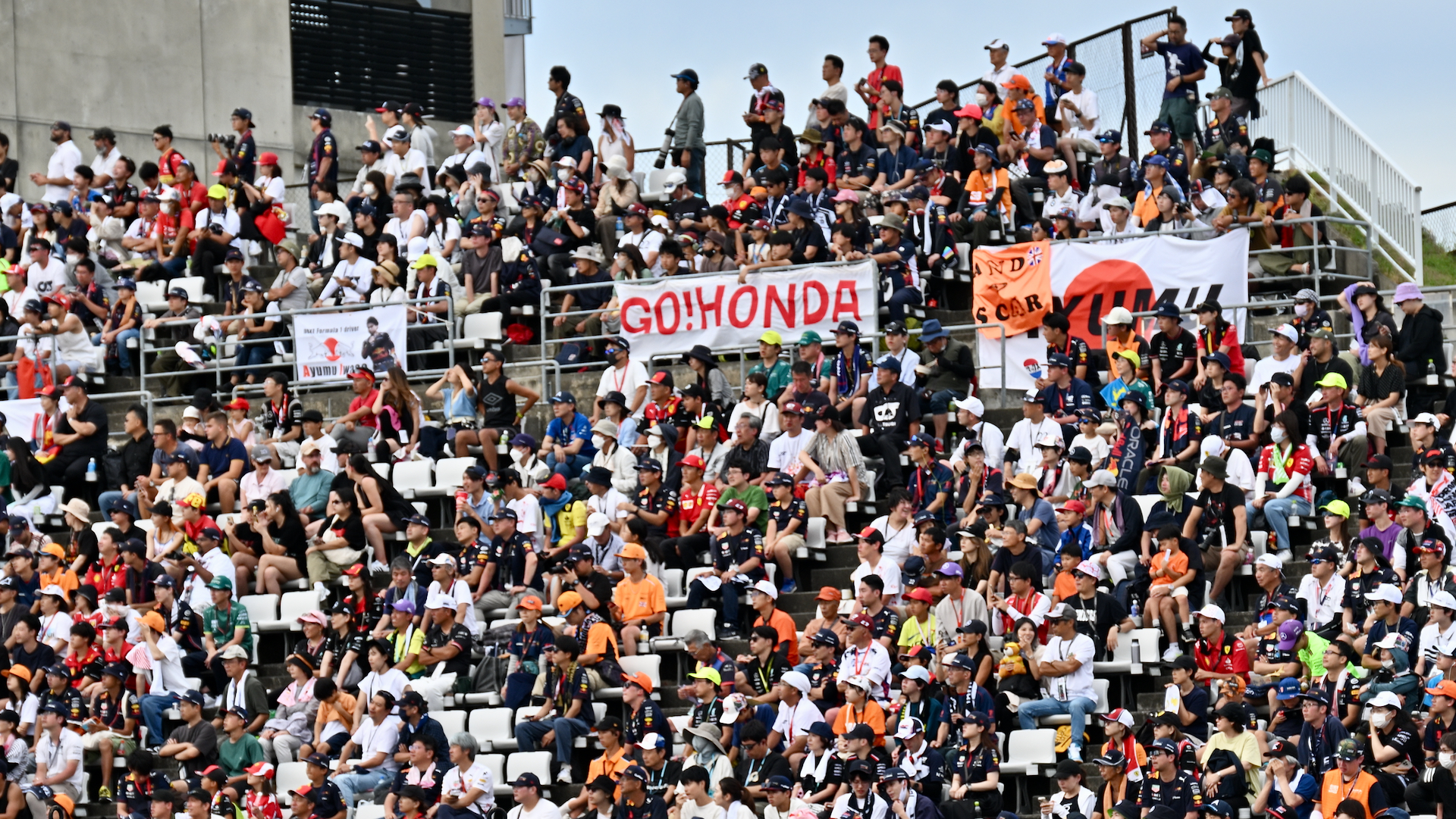 土曜の予選日とはいえ、グランドスタンドは大観衆で埋まっていた。パドッククラブはその反対側のピット上にある