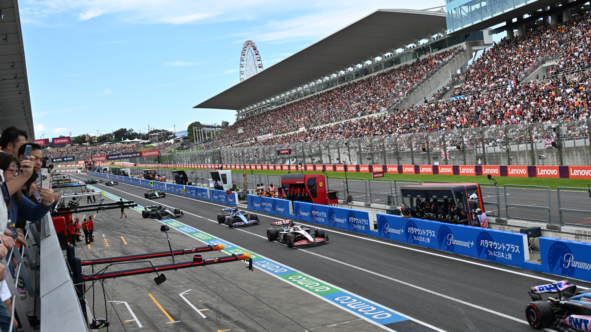 土曜の予選日とはいえ、グランドスタンドは大観衆で埋まっていた。パドッククラブはその反対側のピット上にある