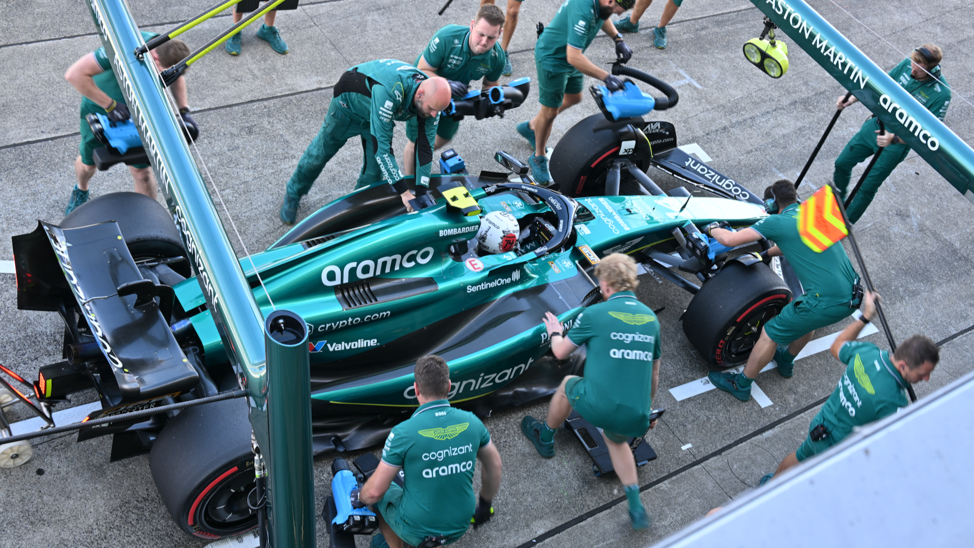 ドライバーズシート両側に日本語で「サムライ魂」の文字が刻まれたアロンソ選手のF1カー。着用した特別仕様のヘルメットには、日の丸をイメージした赤い丸やサムライ、仏塔が描かれている