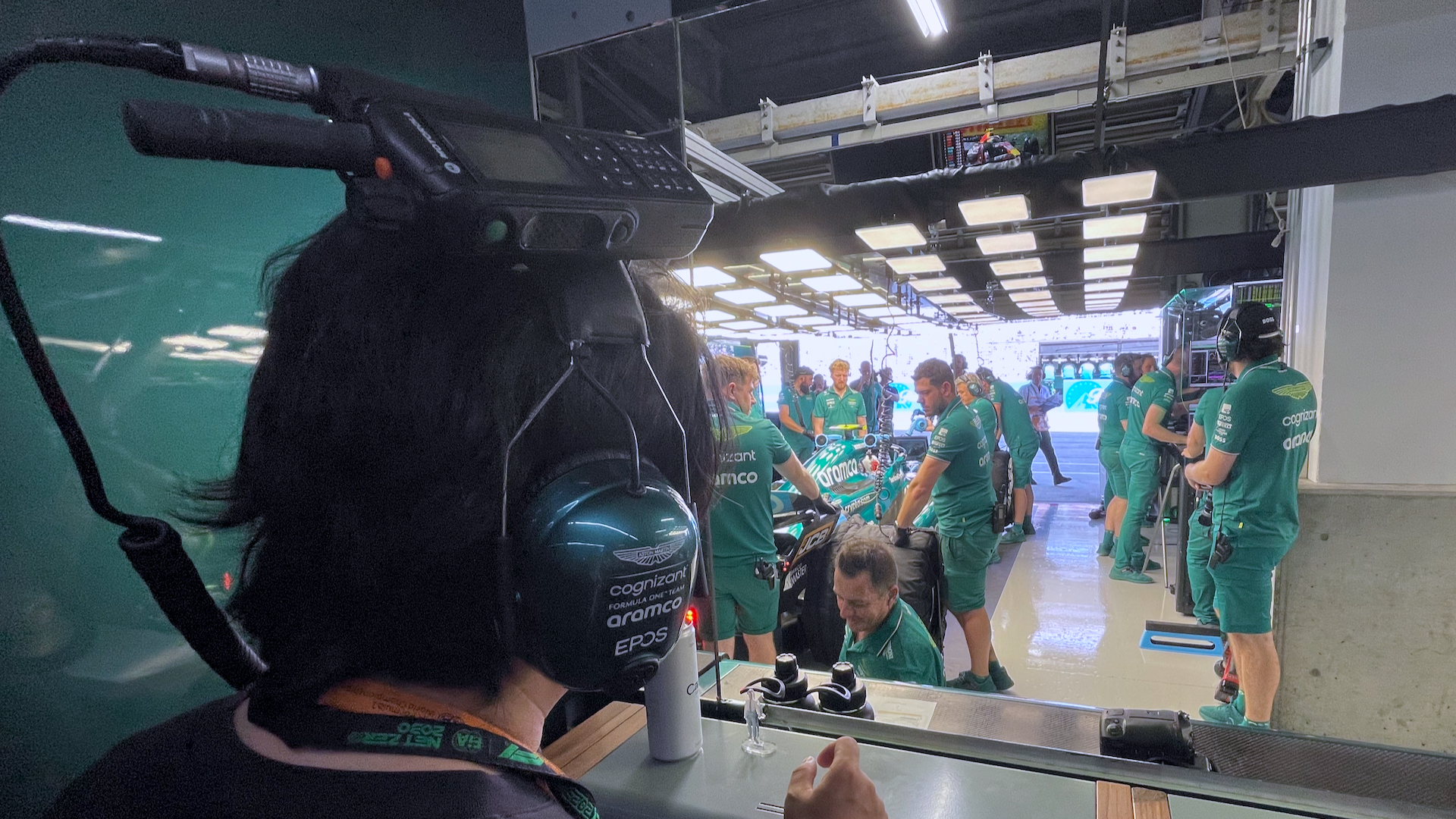 日本語で「サムライ魂」の文字が書かれたアストンマーティンチームのピット入り口。中ではクルーのヘルメットが整然とディスプレイされていた。ピットに戻ったアロンソ選手とクルーの会話は、備え付けのインカムを通じて聞くことができた