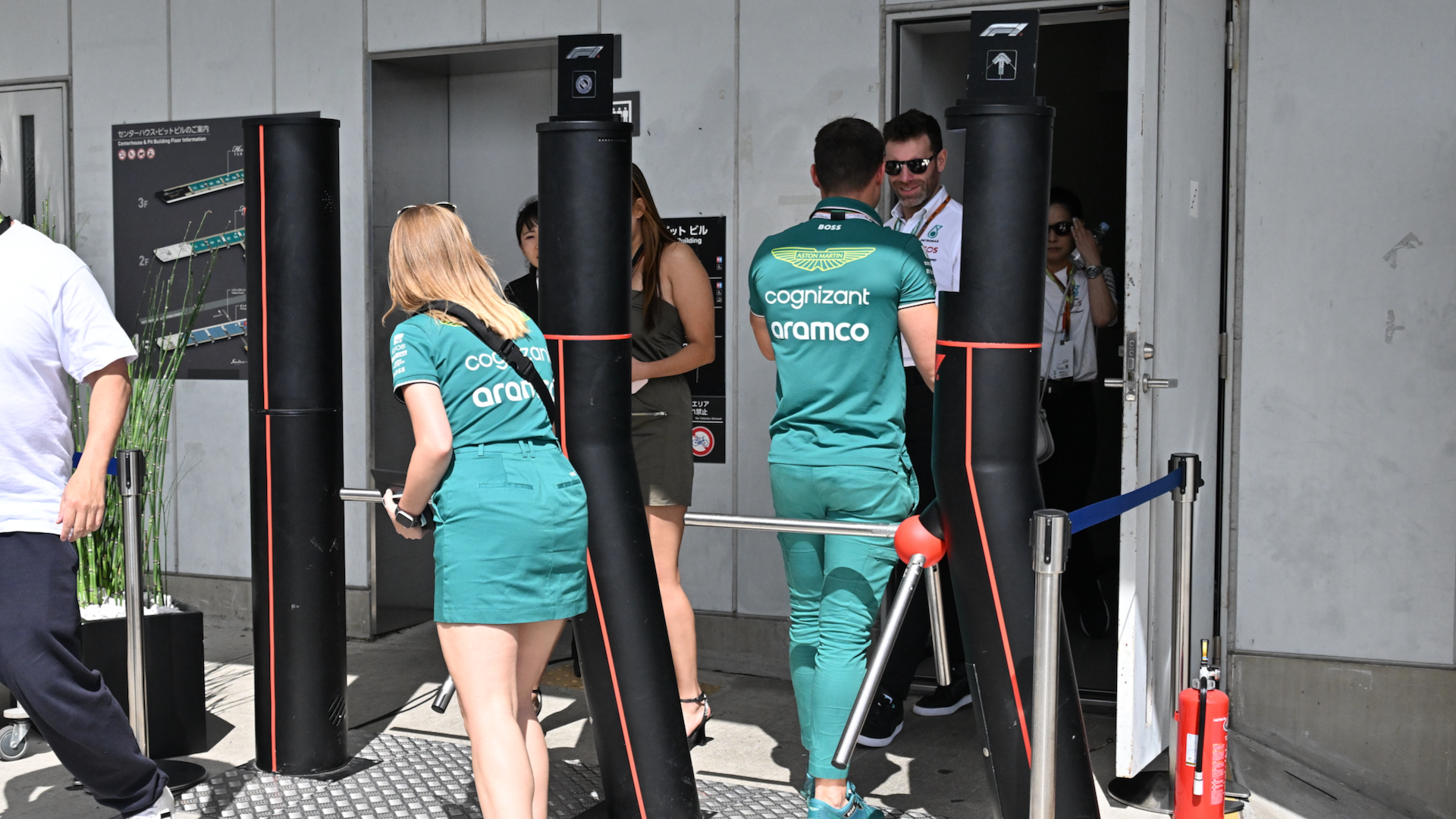 各ポイントに行くためには専用のIDカードを準備し、厳重なセキュリティをキープするそれぞれのゲートを通過する必要がある