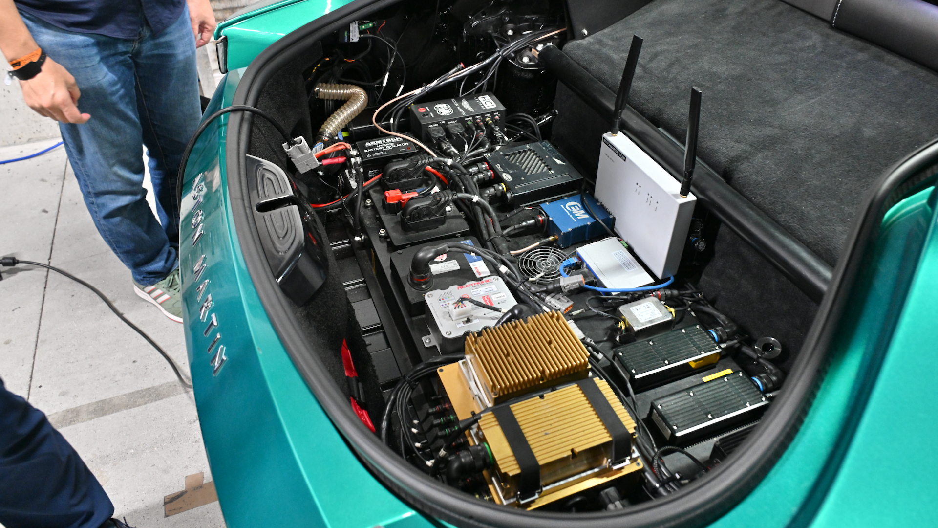 F1セーフティカーのドライバーを務めるマイランダー氏が自ら説明してくれたヴァンテージのセーフティカーと、DBX707のメディカルカー