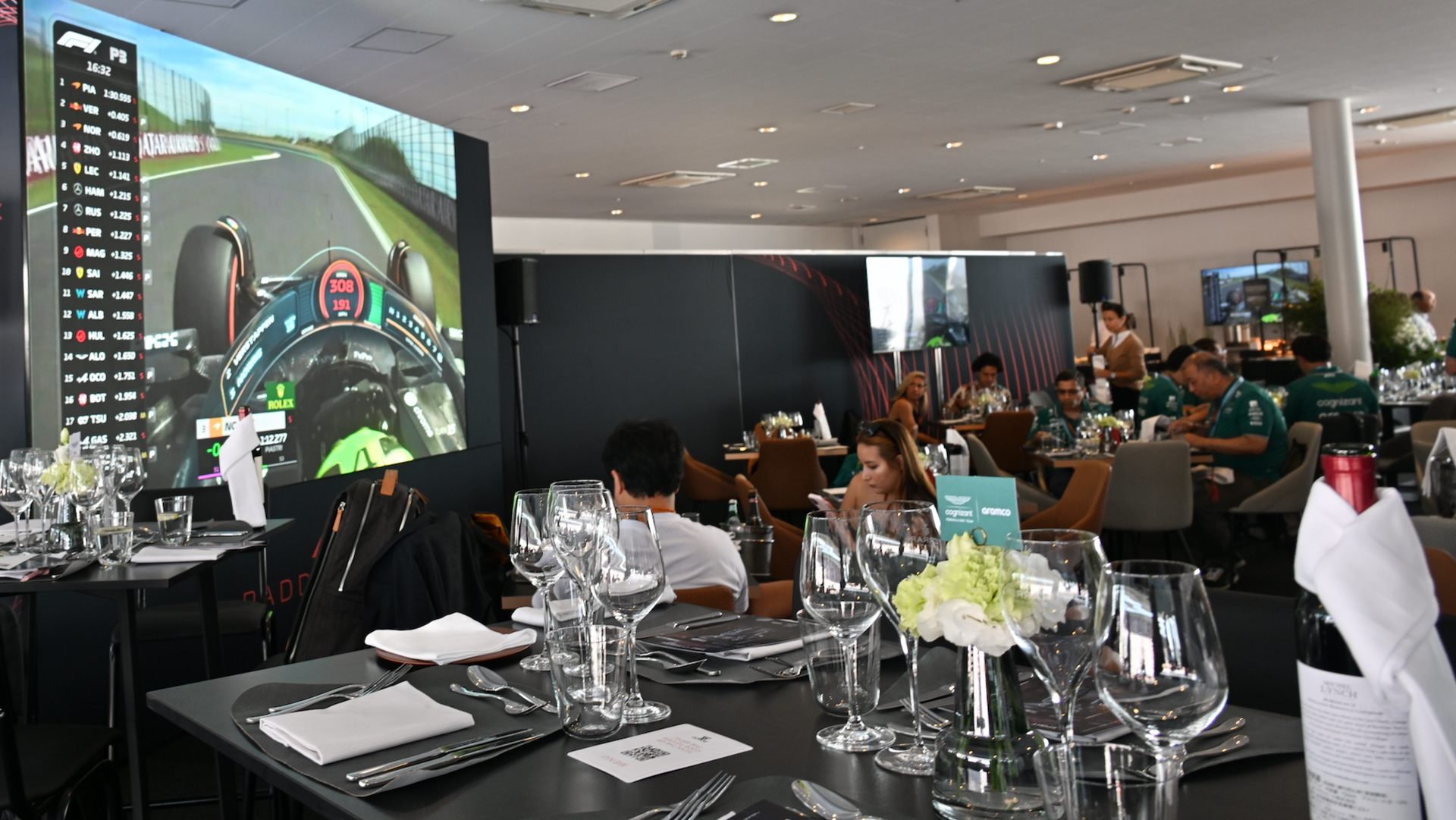 アストンマーティンのパドッククラブの様子