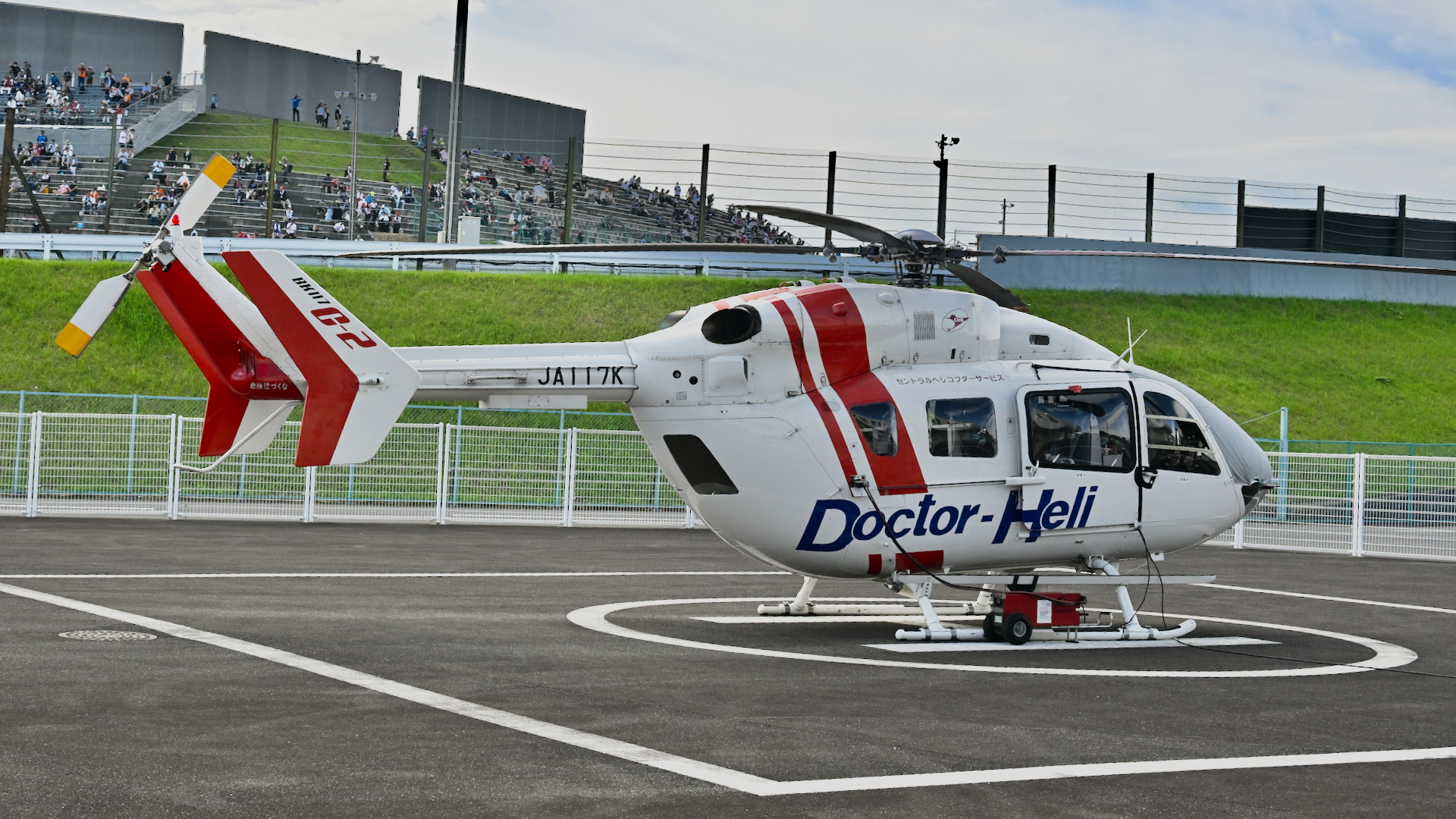セーフティカーとメディカルカーのピットのすぐ外側に待機するドクターヘリ