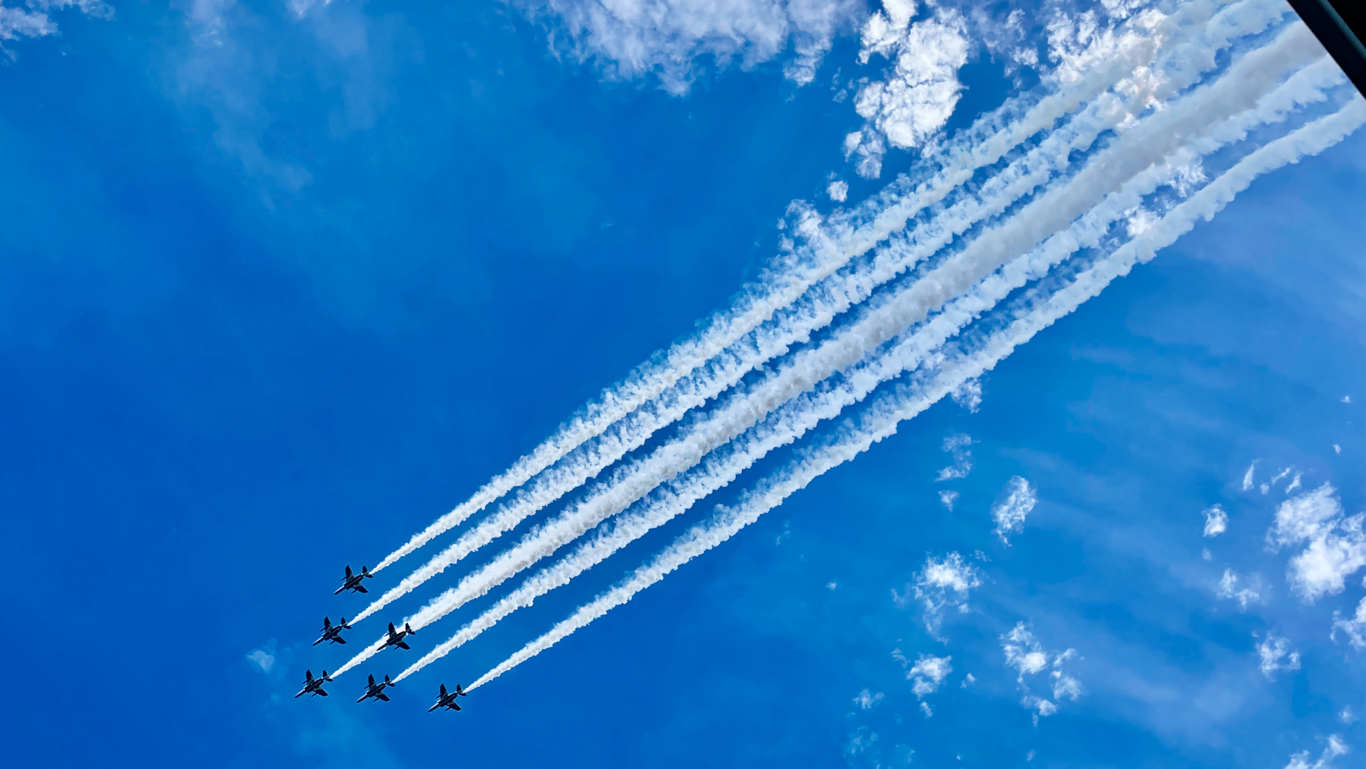 ブルーインパルスが飛来し、華麗な演技でレースに花を添えてくれた