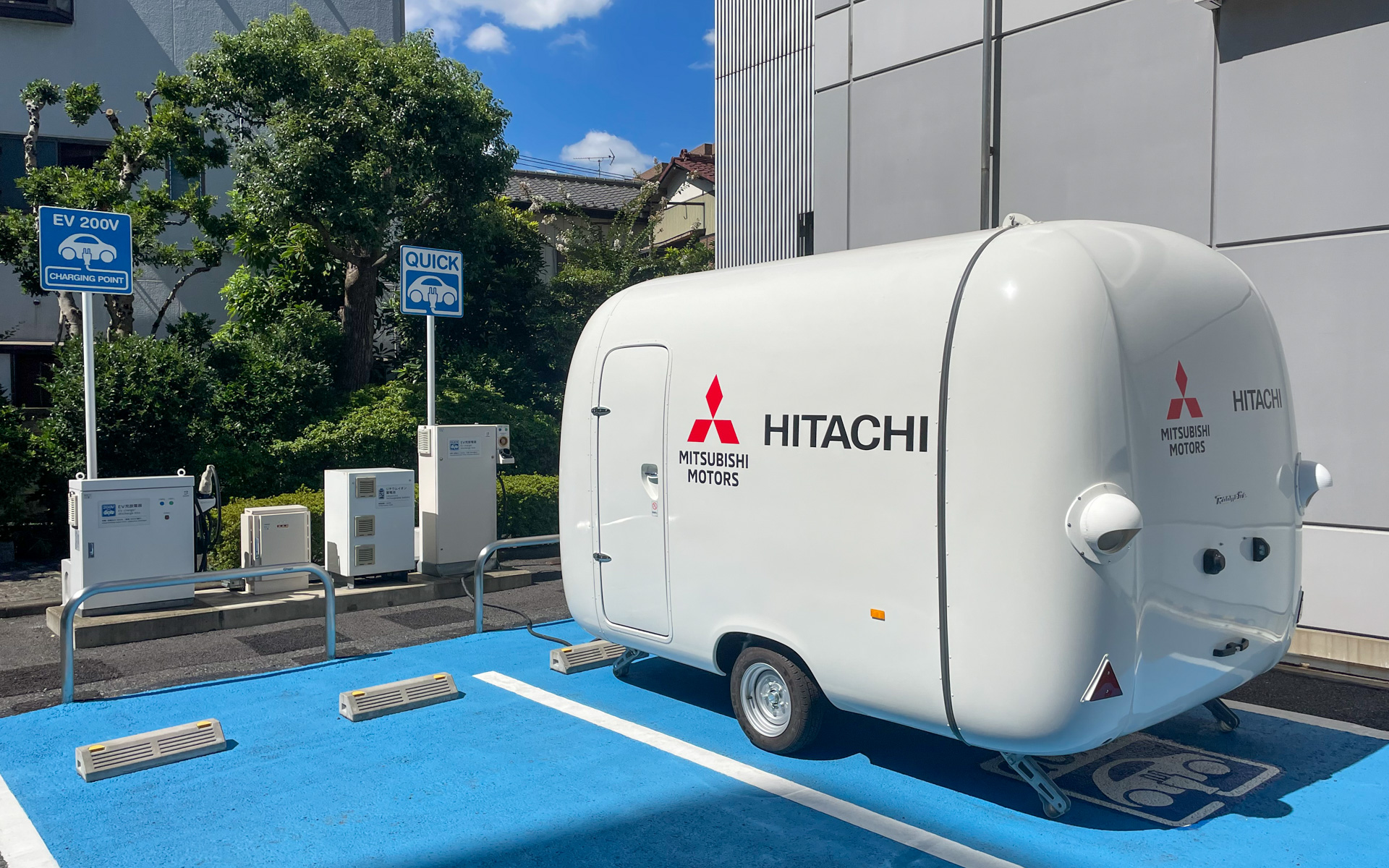 バッテリキューブから給電している様子