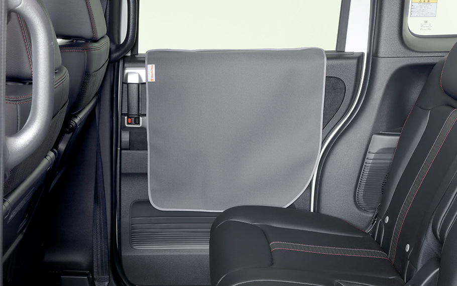 ドアの内張のキズを予防するペットドアライニングカバー。ドアガラスの隙間に差し込むだけと簡単に取り付けできる。左右2枚セットで6600円