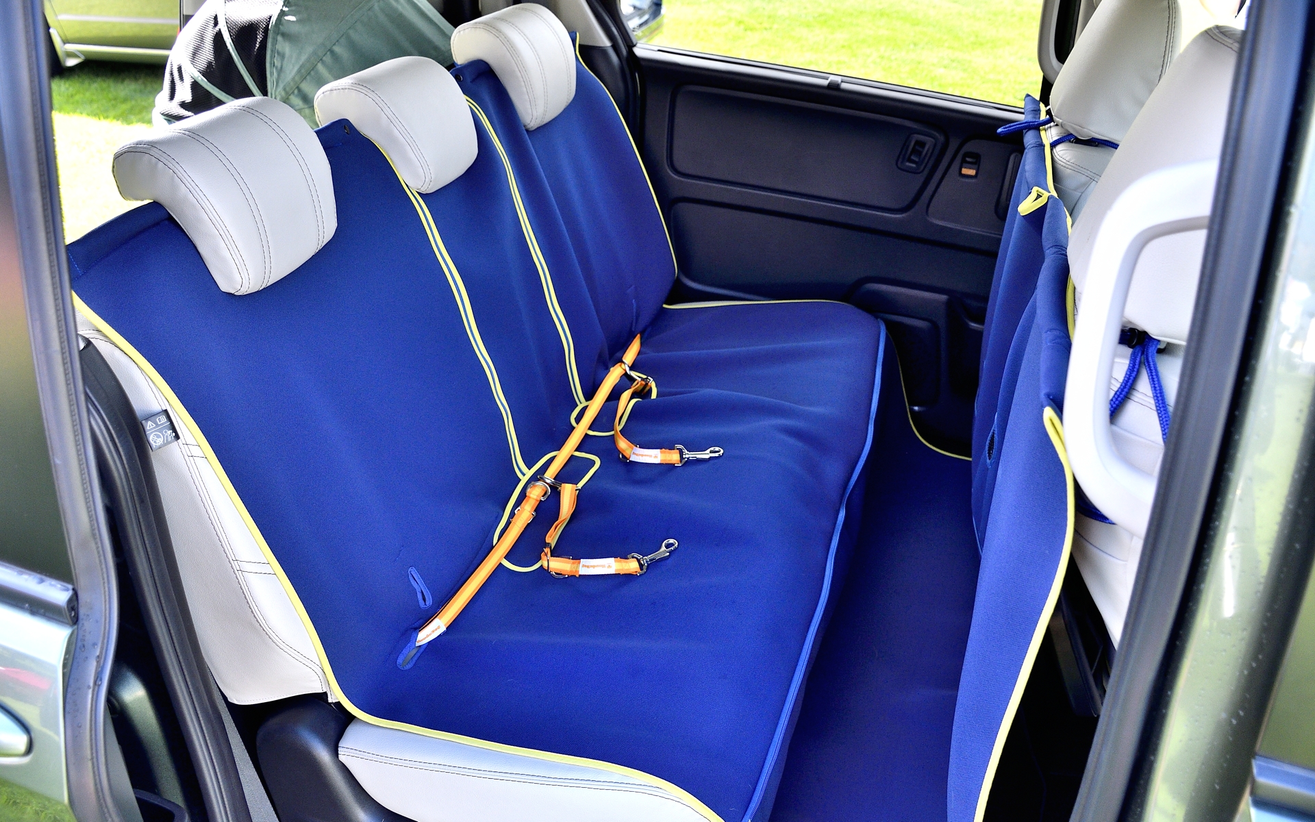 リアシートにはペットシートマットとペット車外飛び出し防止リードを装備。ファスナーを開閉することで、人が座れるようにもできる。ペット車外飛び出し防止リードは、外せばそのまま散歩にも使える便利グッズ