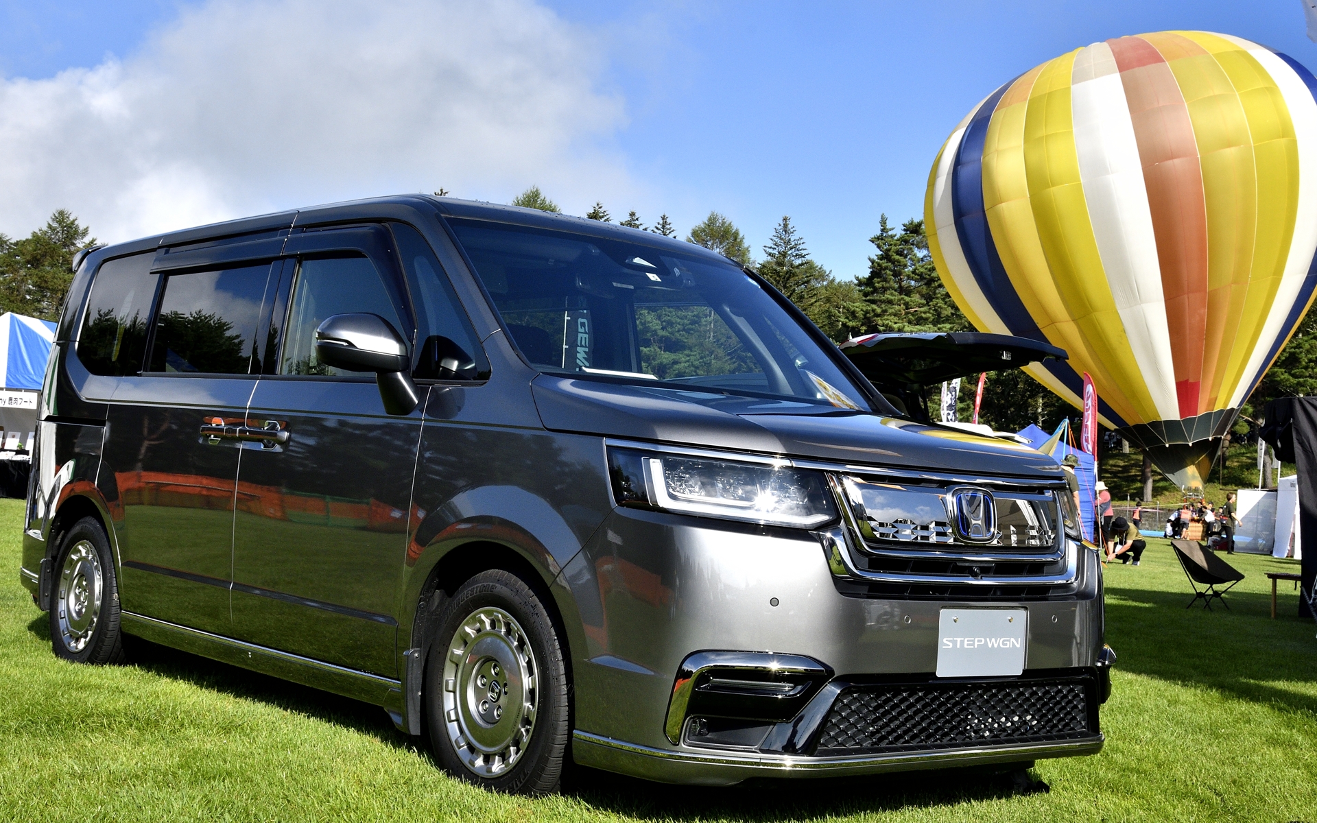 展示車はステップワゴン e：HEV スパーダ。ボディカラーはスーパープラチナグレー・メタリック