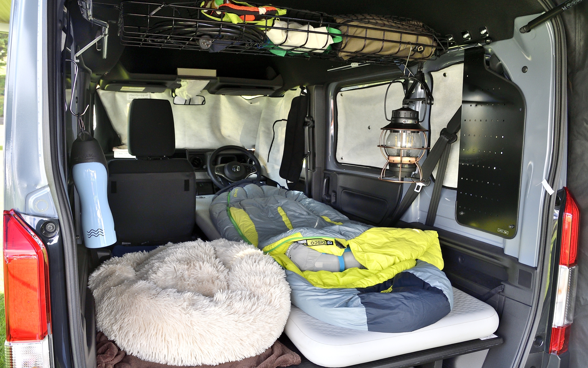 右側が人の就寝スペースで、左側がわんこのスペースという設定