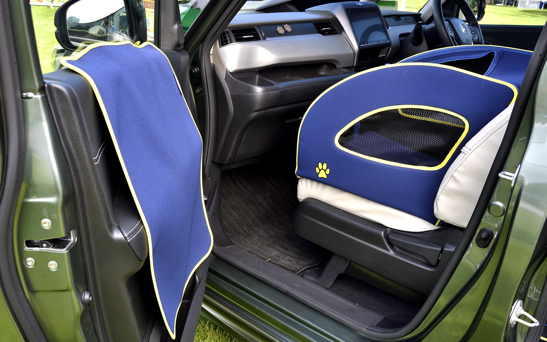 ドアにはひっかきキズを防ぐペットドアライニングカバーを装着