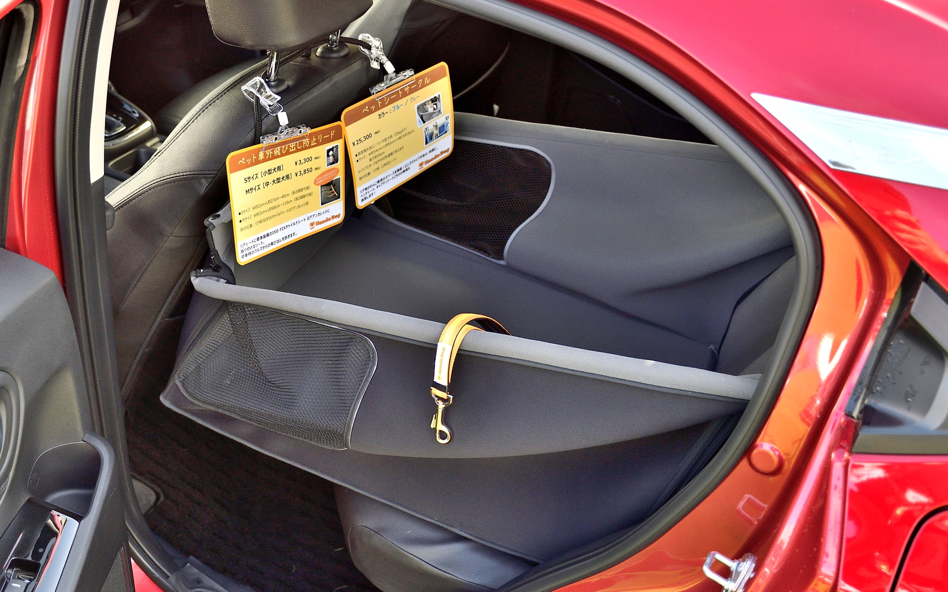 ペットシートサークルは左右それぞれファスナーが付いていて側面を開くこともでき、わんこが乗り降りしやすく設計されている（2万5300円）